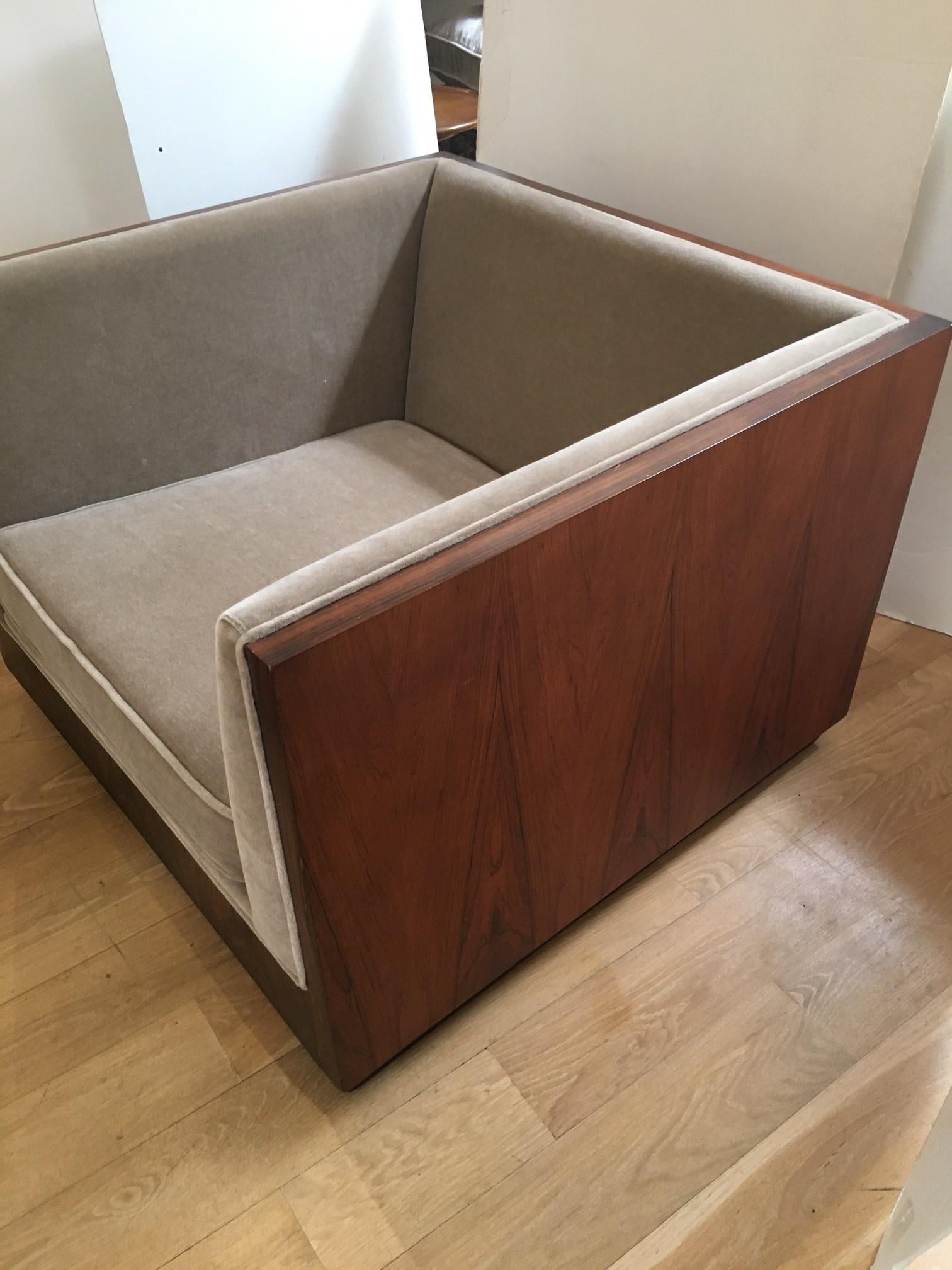 Mohair Cassa quadrata d'epoca in legno di palissandro impiallacciato Milo Baughman Lounge in vendita
