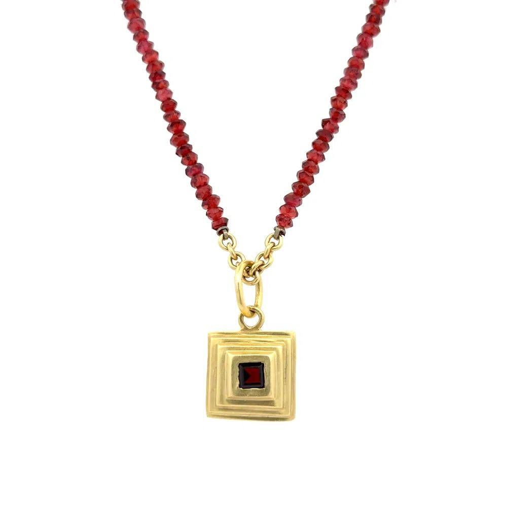Taglio misto Collana d'oro con ciondolo quadrato di granato d'epoca e perline di granato a forma di rondella in vendita