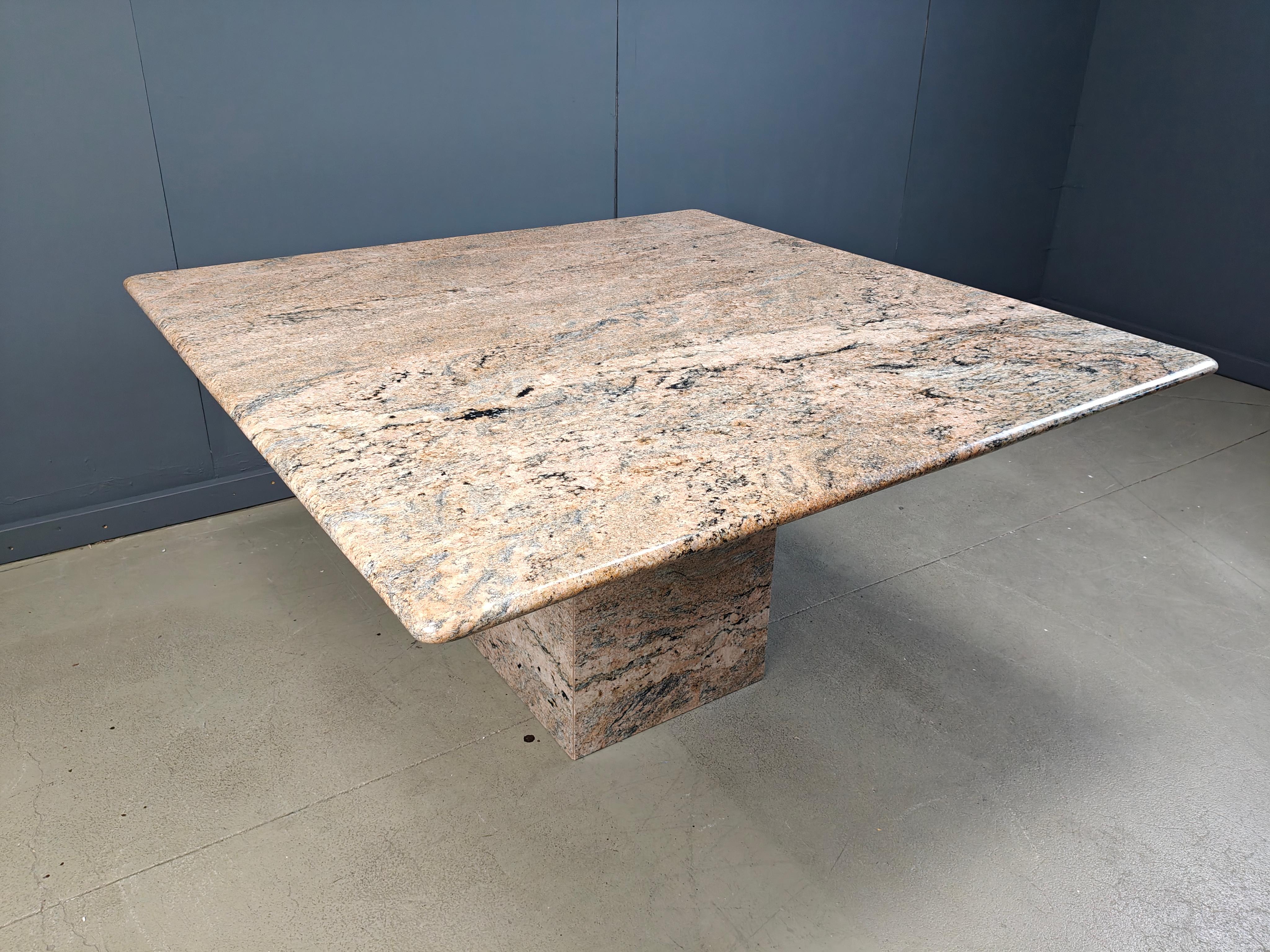 Table de salle à manger carrée vintage en granit, 1970 en vente 3