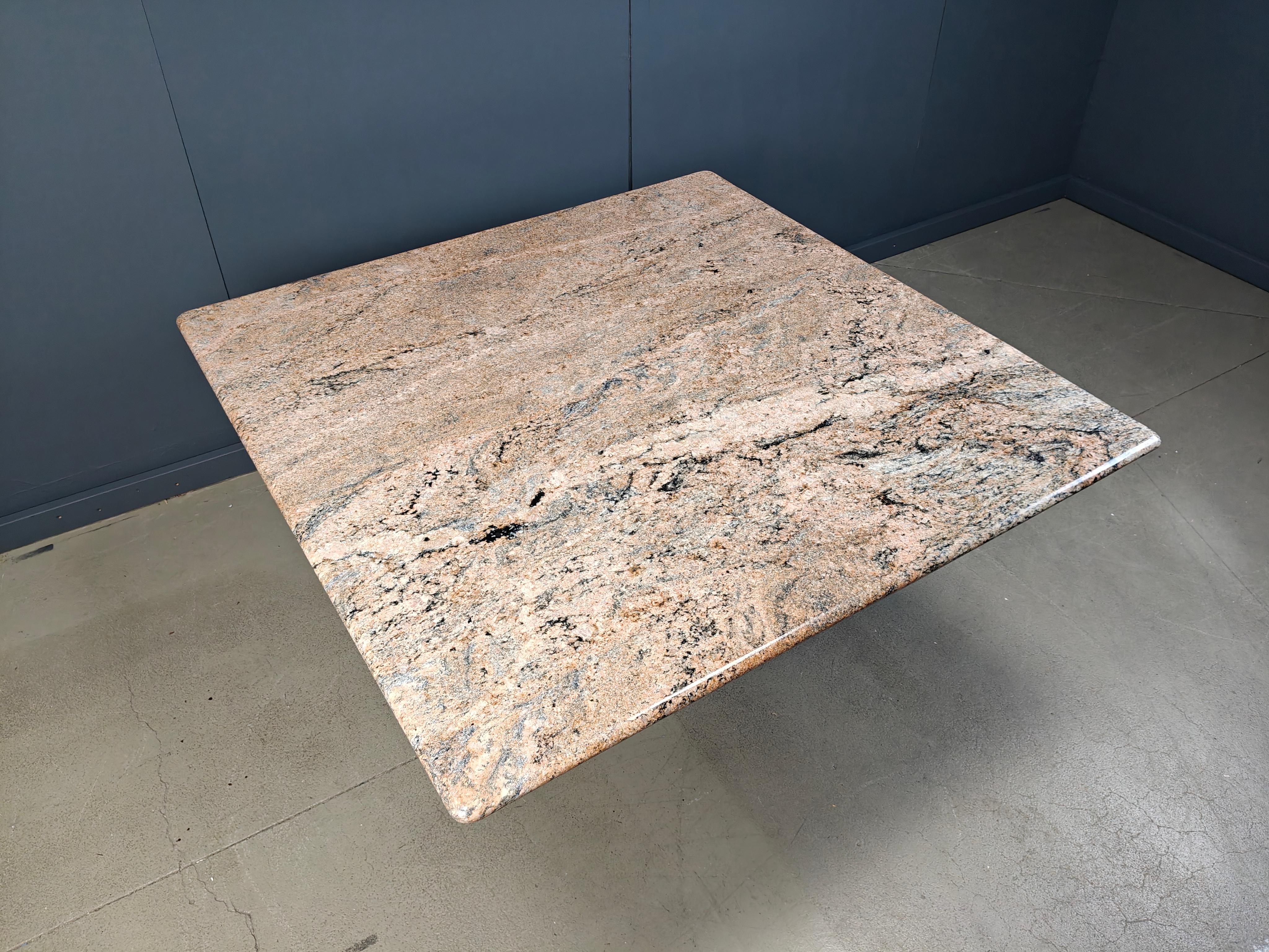 Table de salle à manger carrée vintage en granit, 1970 en vente 4