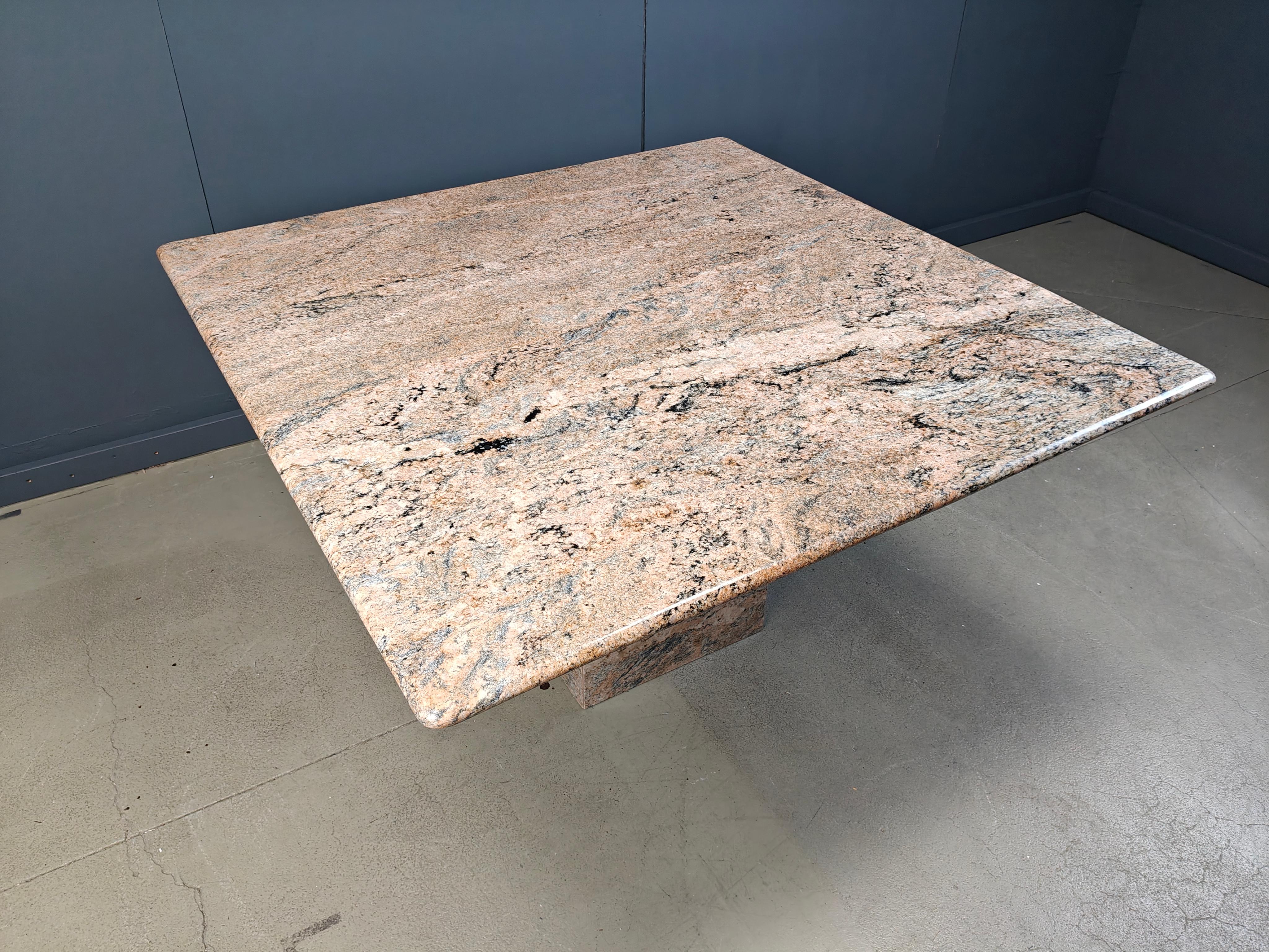 Grande table de salle à manger carrée en granit avec un magnifique motif en pierre naturelle et un décalage central.

Les bords ont été adoucis, de sorte qu'il n'y a pas d'arêtes ou de coins tranchants.

Très bon état, pièce intemporelle

Années