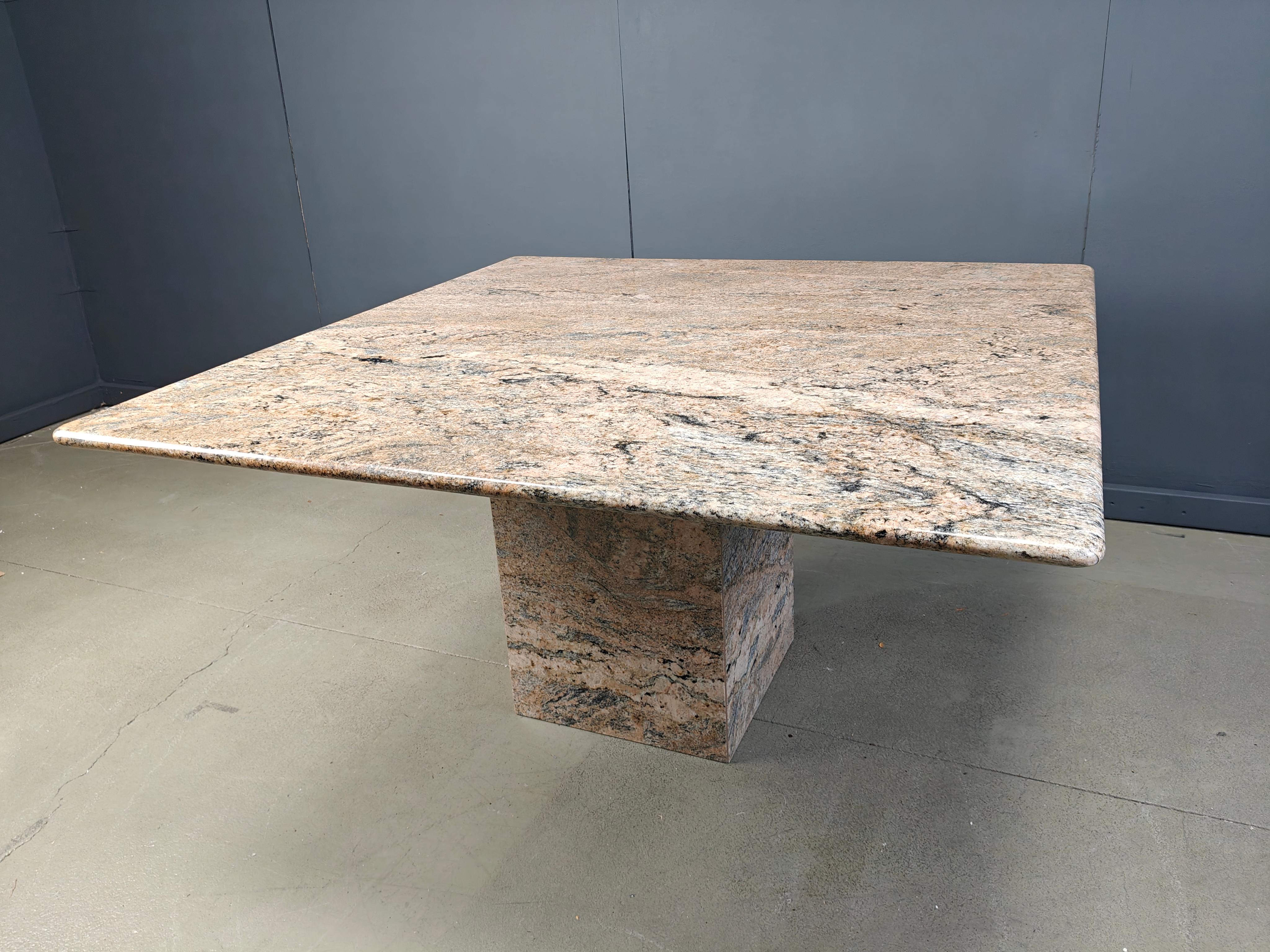 Moderne Table de salle à manger carrée vintage en granit, 1970 en vente