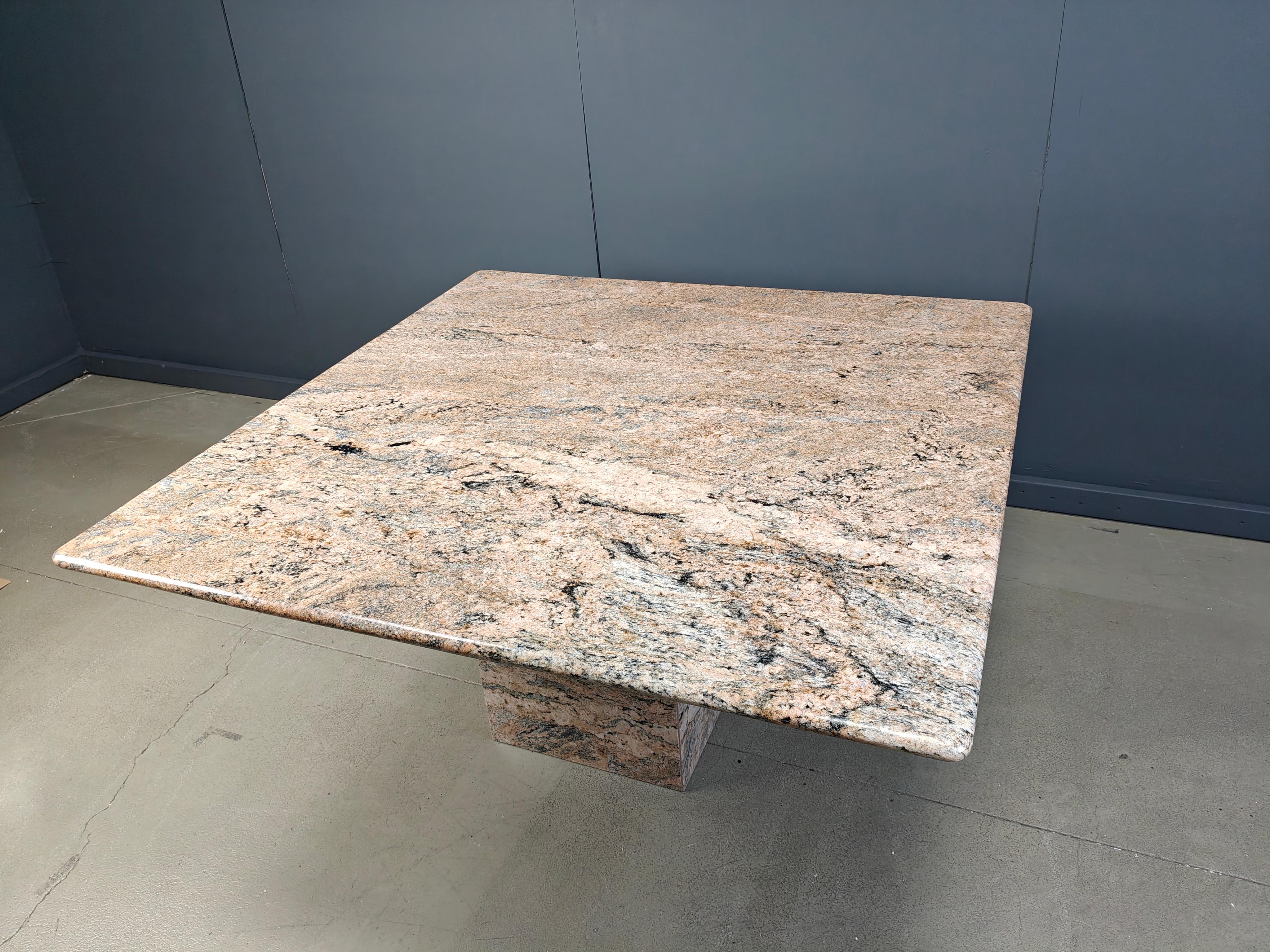 Belge Table de salle à manger carrée vintage en granit, 1970 en vente