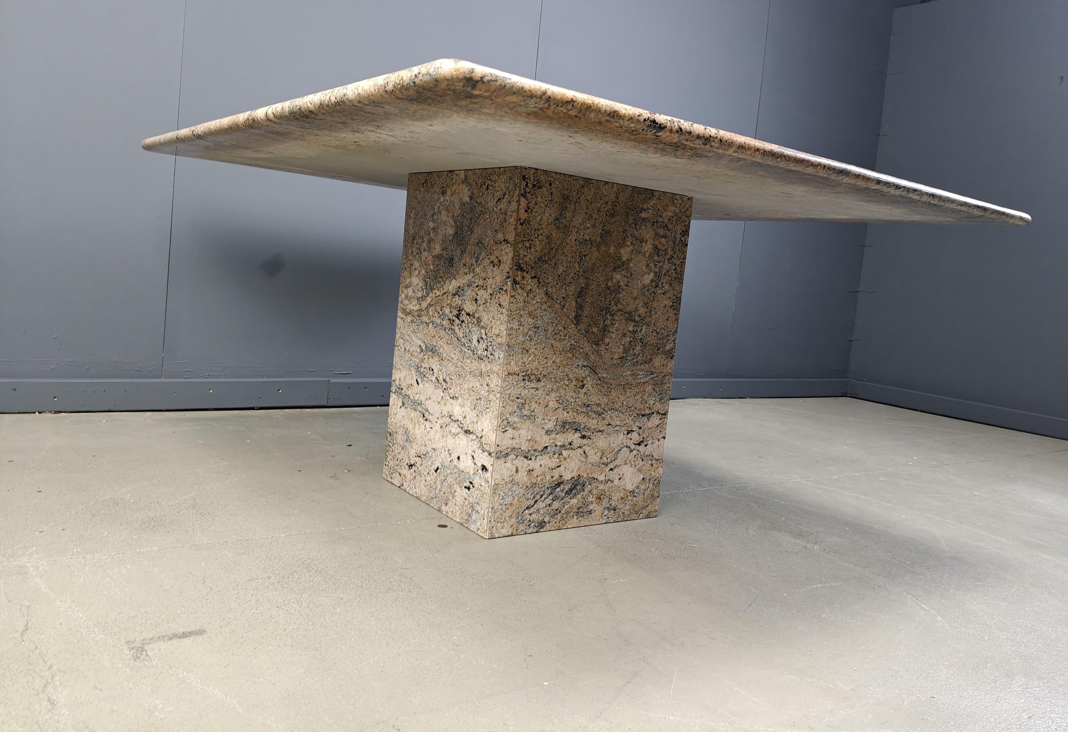 Table de salle à manger carrée vintage en granit, 1970 en vente 1