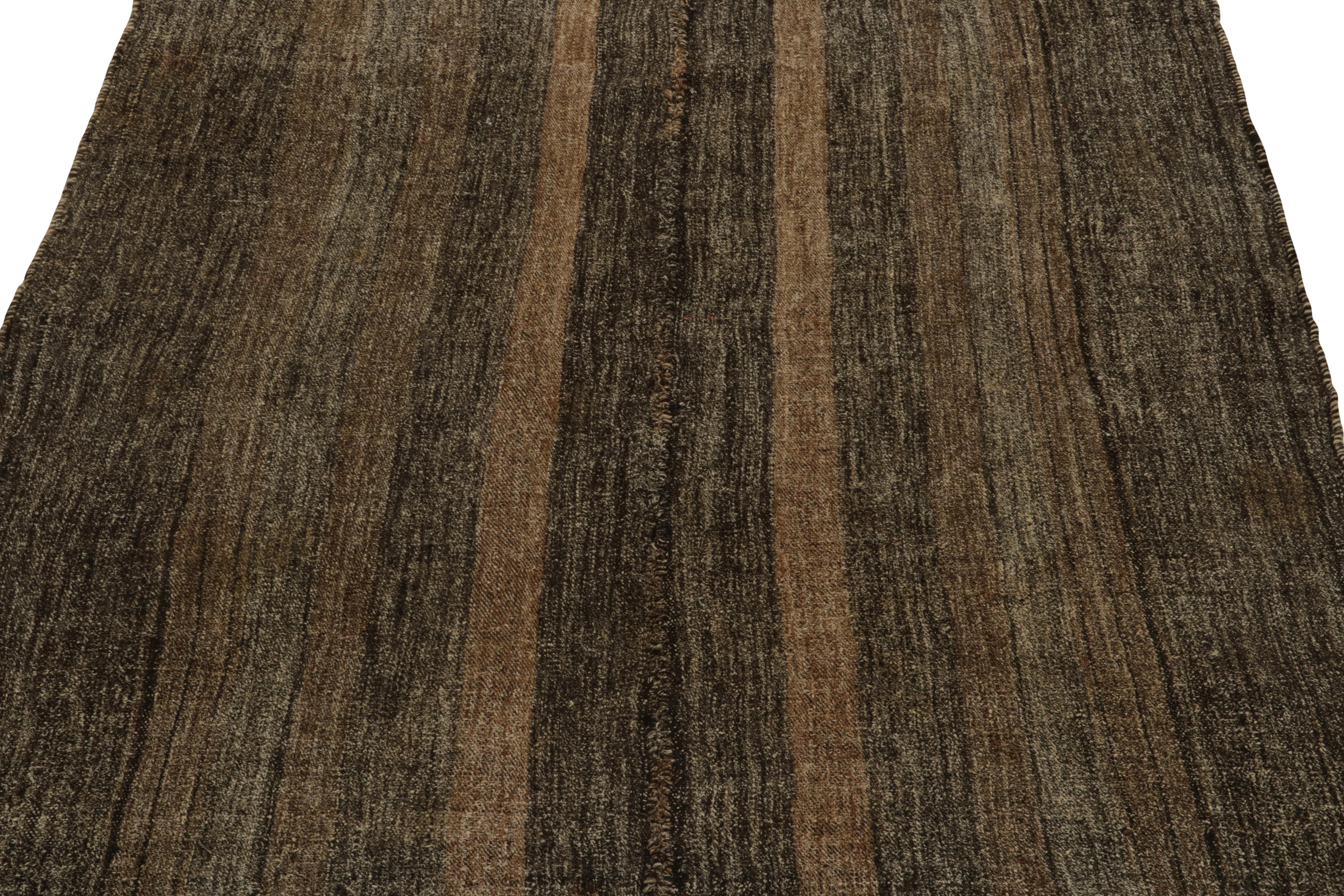 Quadratischer Kelimteppich im Vintage-Stil mit beige-braunen Streifen und schwarzen Streifen von Teppich & Kelim (Persisch) im Angebot