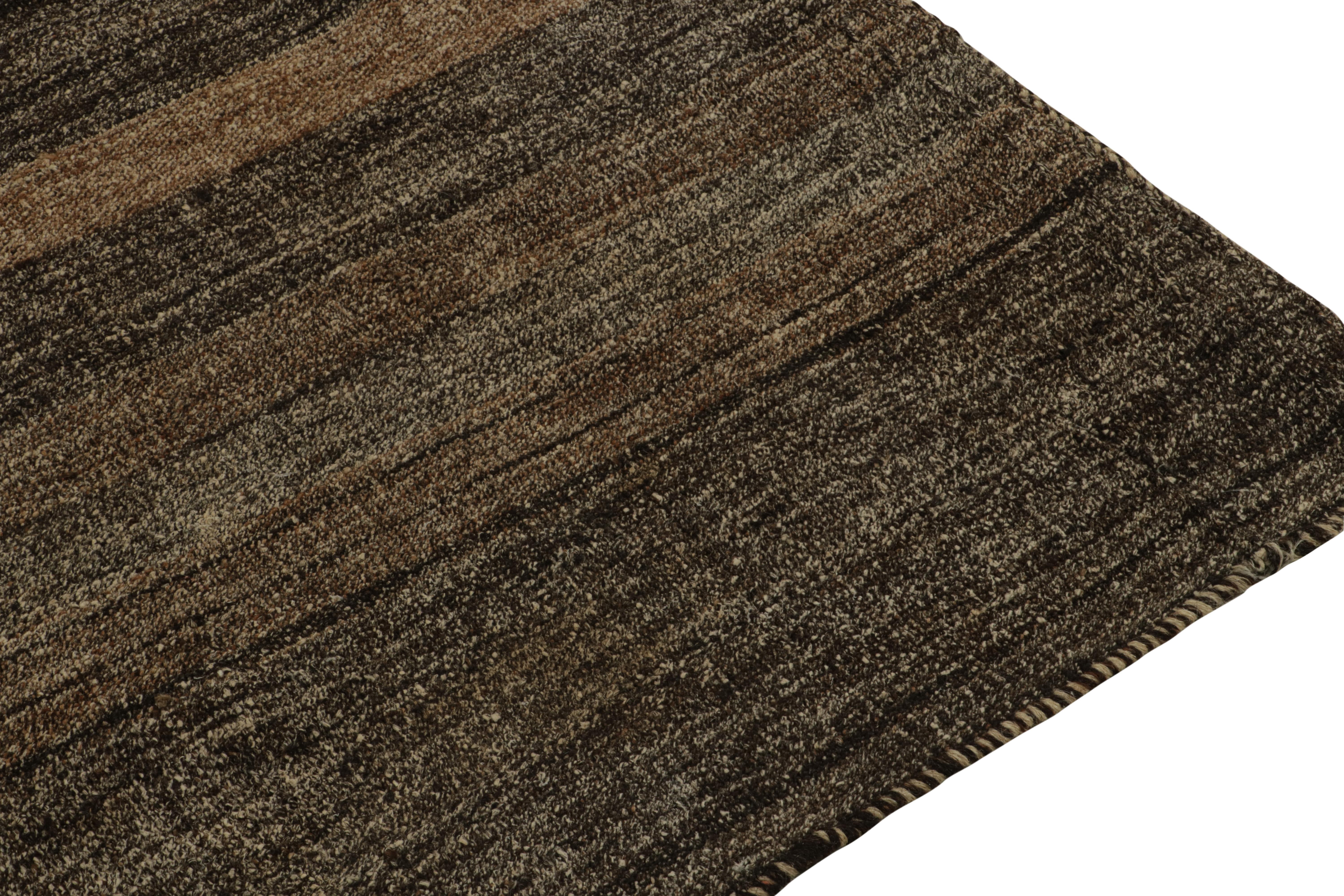 Quadratischer Kelimteppich im Vintage-Stil mit beige-braunen Streifen und schwarzen Streifen von Teppich & Kelim im Zustand „Gut“ im Angebot in Long Island City, NY