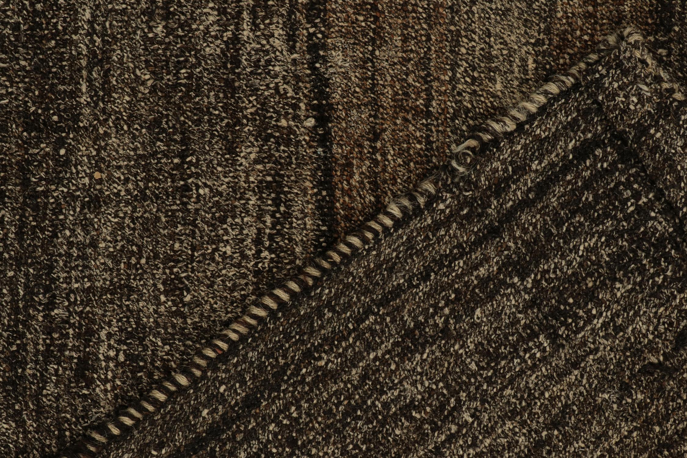 Quadratischer Kelimteppich im Vintage-Stil mit beige-braunen Streifen und schwarzen Streifen von Teppich & Kelim (Mitte des 20. Jahrhunderts) im Angebot