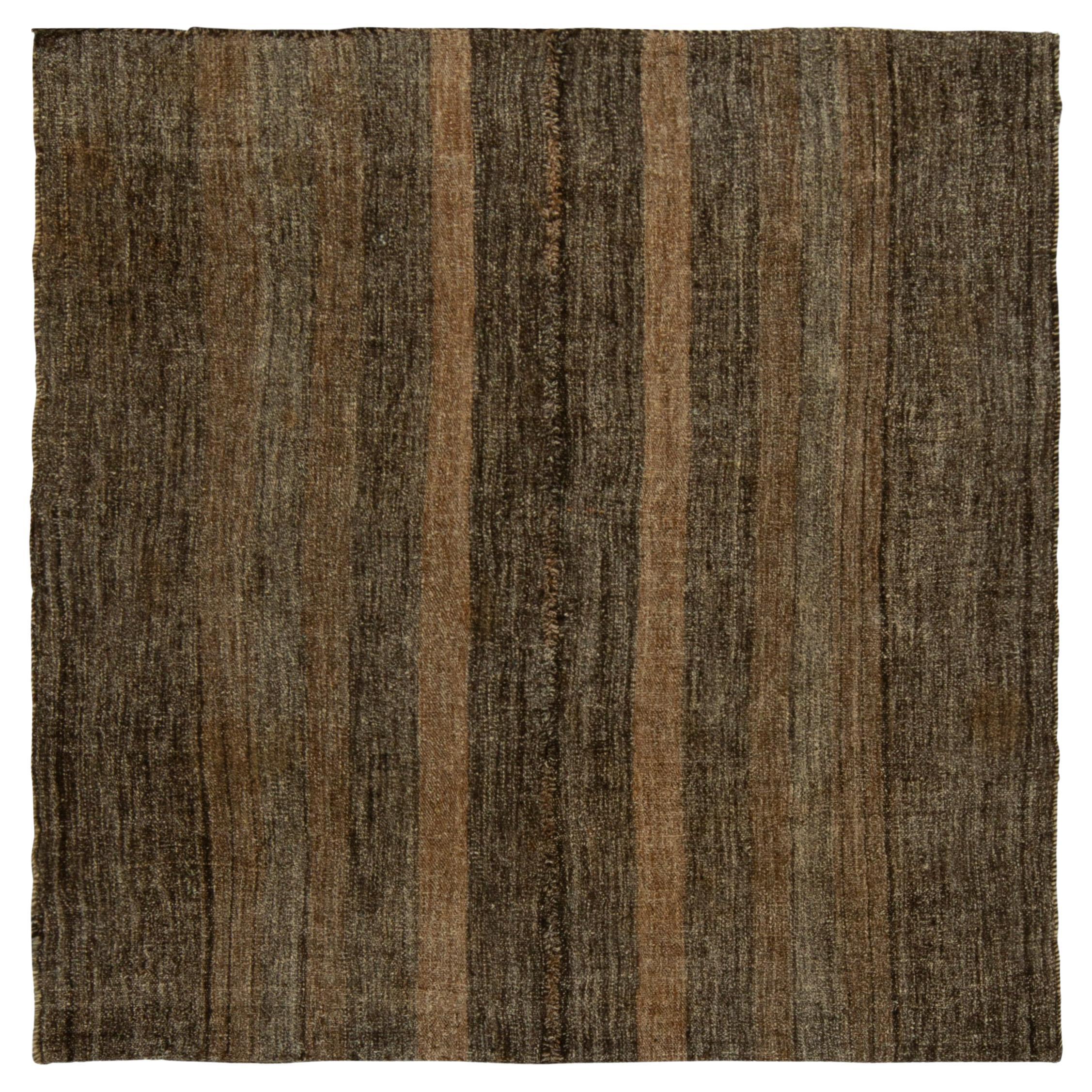 Quadratischer Kelimteppich im Vintage-Stil mit beige-braunen Streifen und schwarzen Streifen von Teppich & Kelim im Angebot
