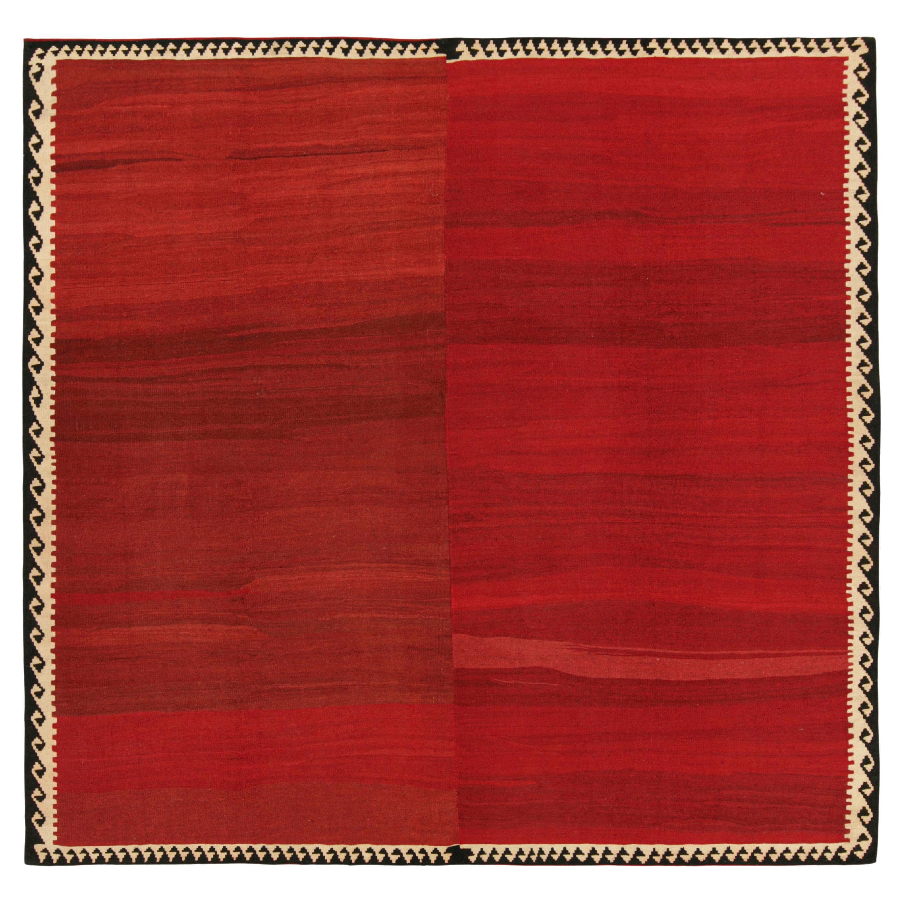 Quadratischer Vintage-Kelim mit rotem offenem Feld und geometrischer Bordüre, von Rug & Kilim