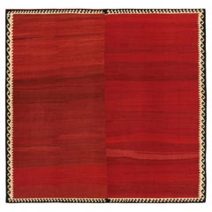 Quadratischer Vintage-Kelim mit rotem offenem Feld und geometrischer Bordüre, von Rug & Kilim