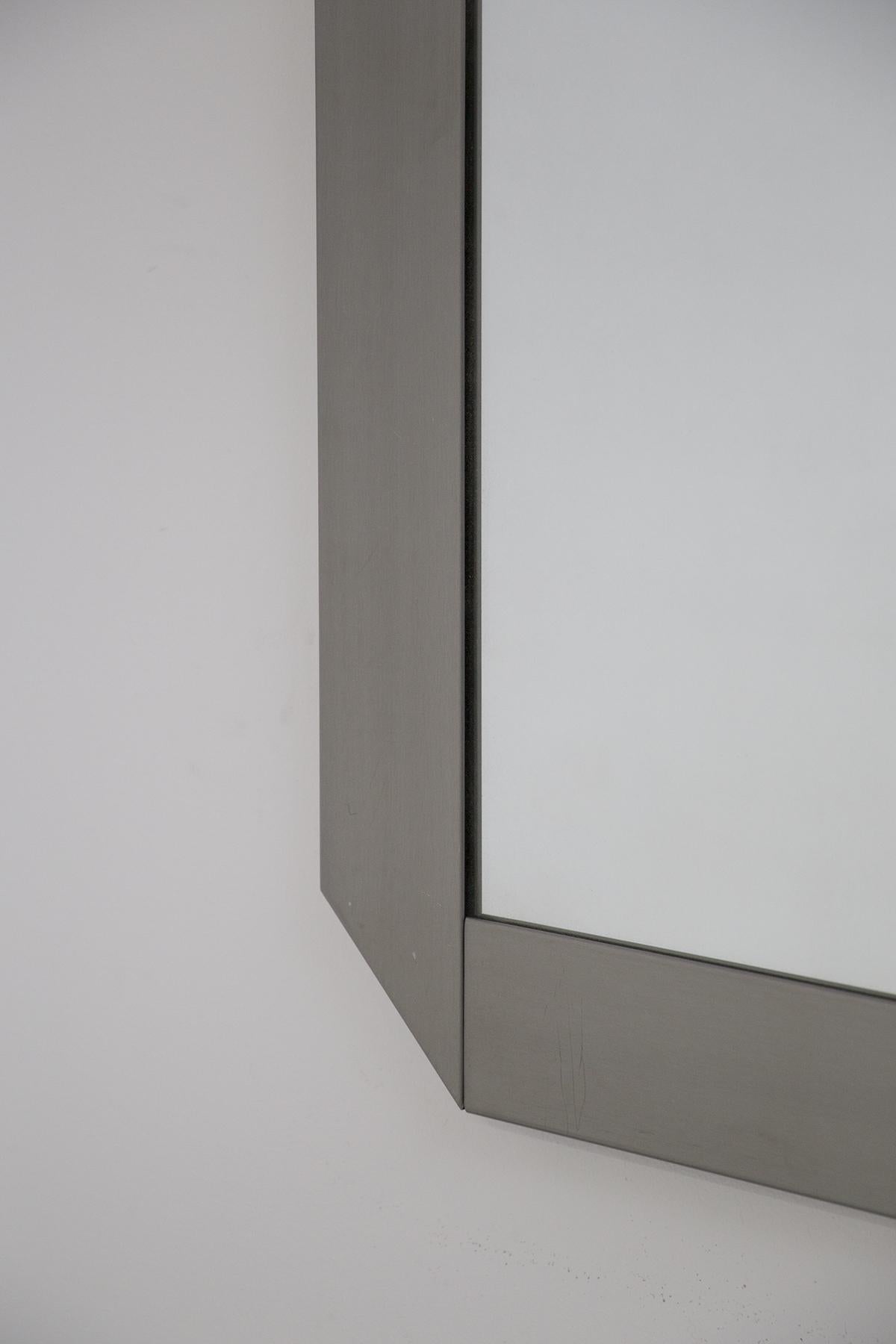 Magnifique miroir carré réalisé par Vittorio Introini et Valenti pour la Résidence Vips dans les années 70.
Le miroir possède un cadre en bois gris, de forme carrée et biseauté aux angles, créant un effet très fin et élégant.
Le miroir est un miroir