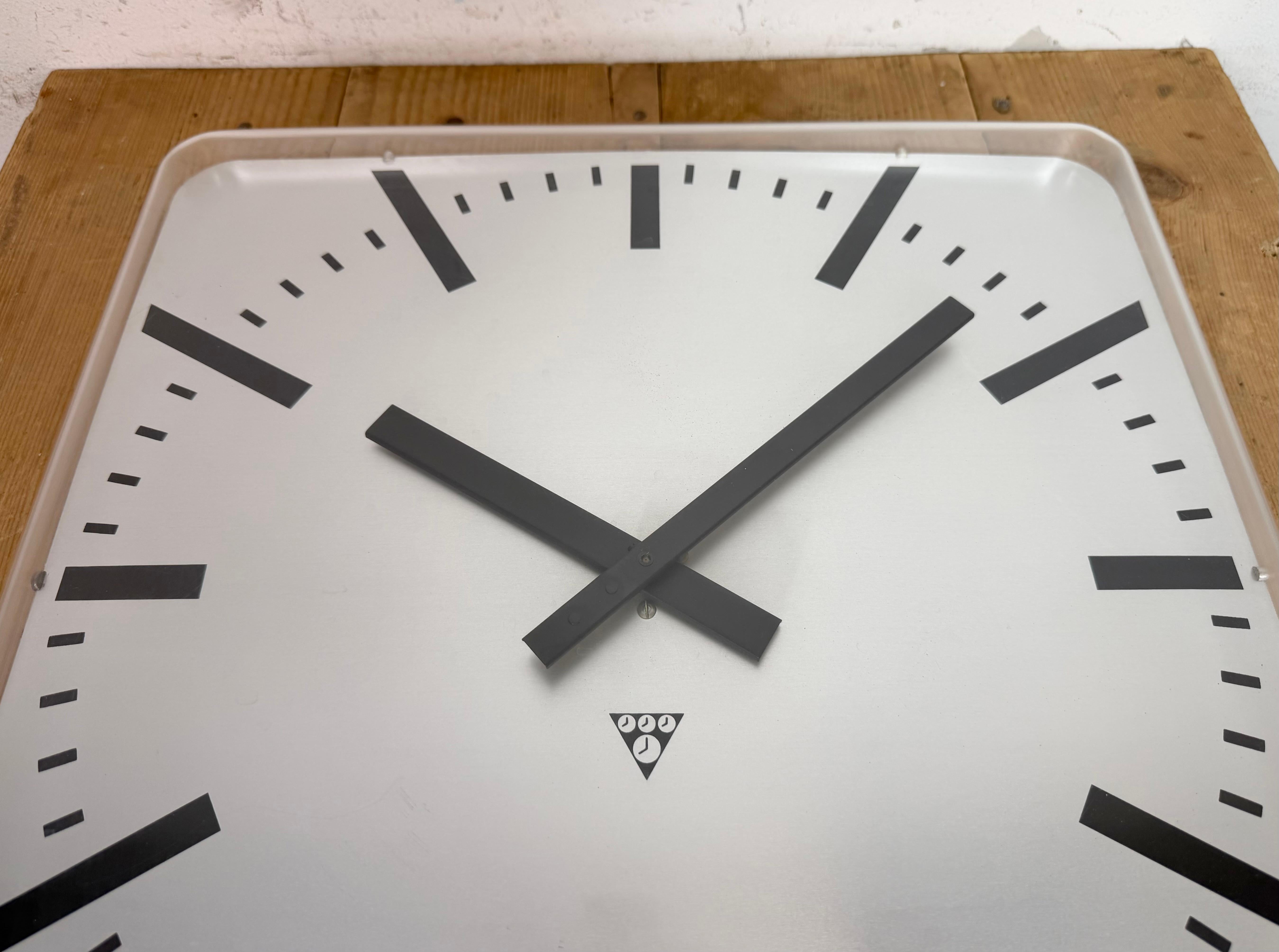 Viereckige Büro-Wanduhr von Pragotron, 1980er Jahre im Angebot 3
