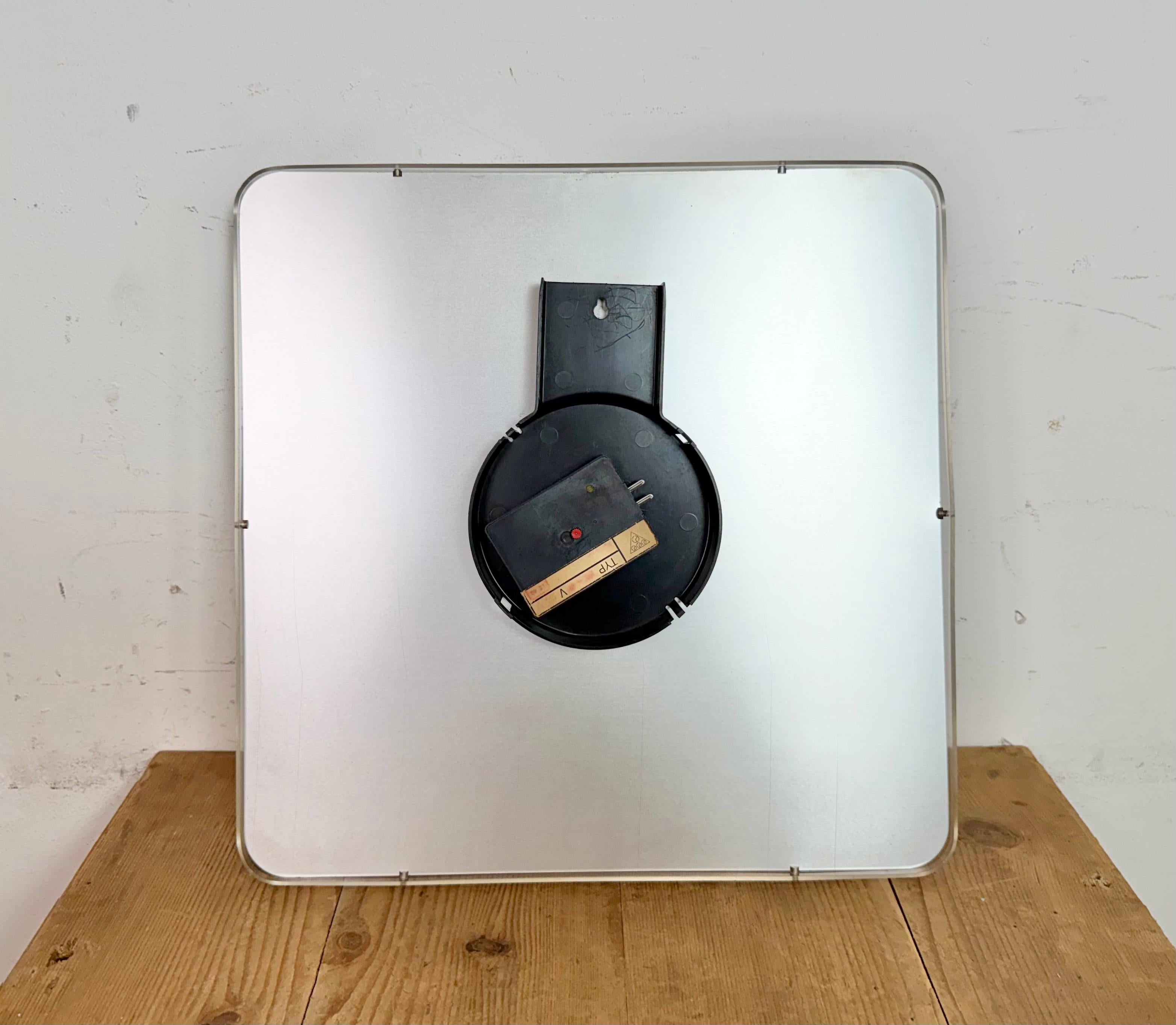 Viereckige Büro-Wanduhr von Pragotron, 1980er Jahre im Angebot 7