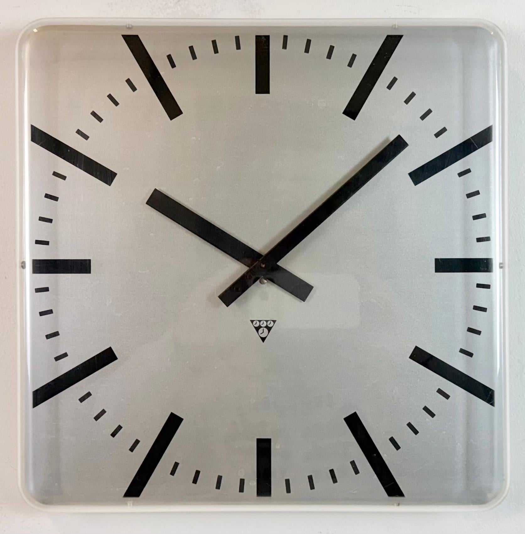 Viereckige Büro-Wanduhr von Pragotron, 1980er Jahre (Industriell) im Angebot