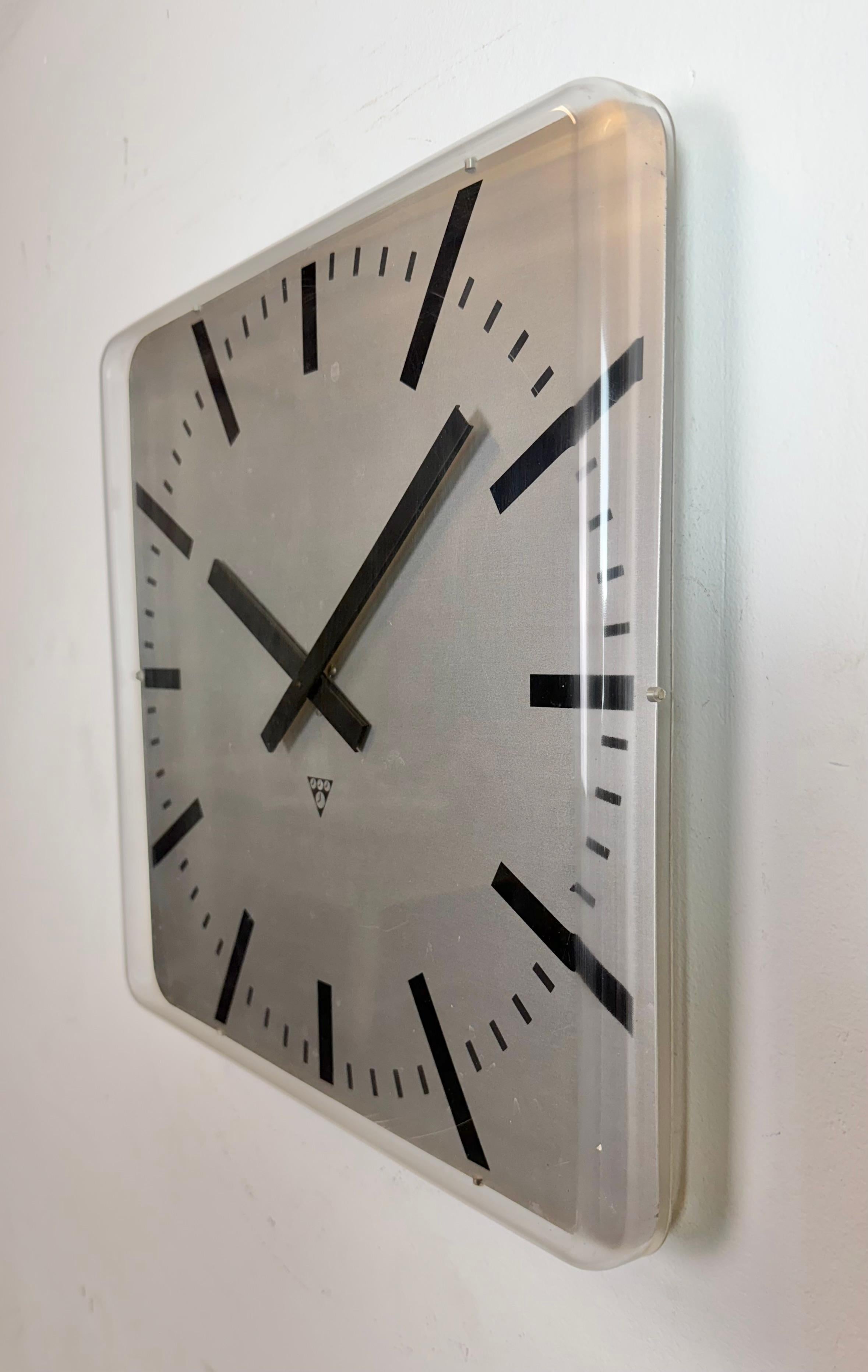Viereckige Büro-Wanduhr von Pragotron, 1980er Jahre (Tschechisch) im Angebot