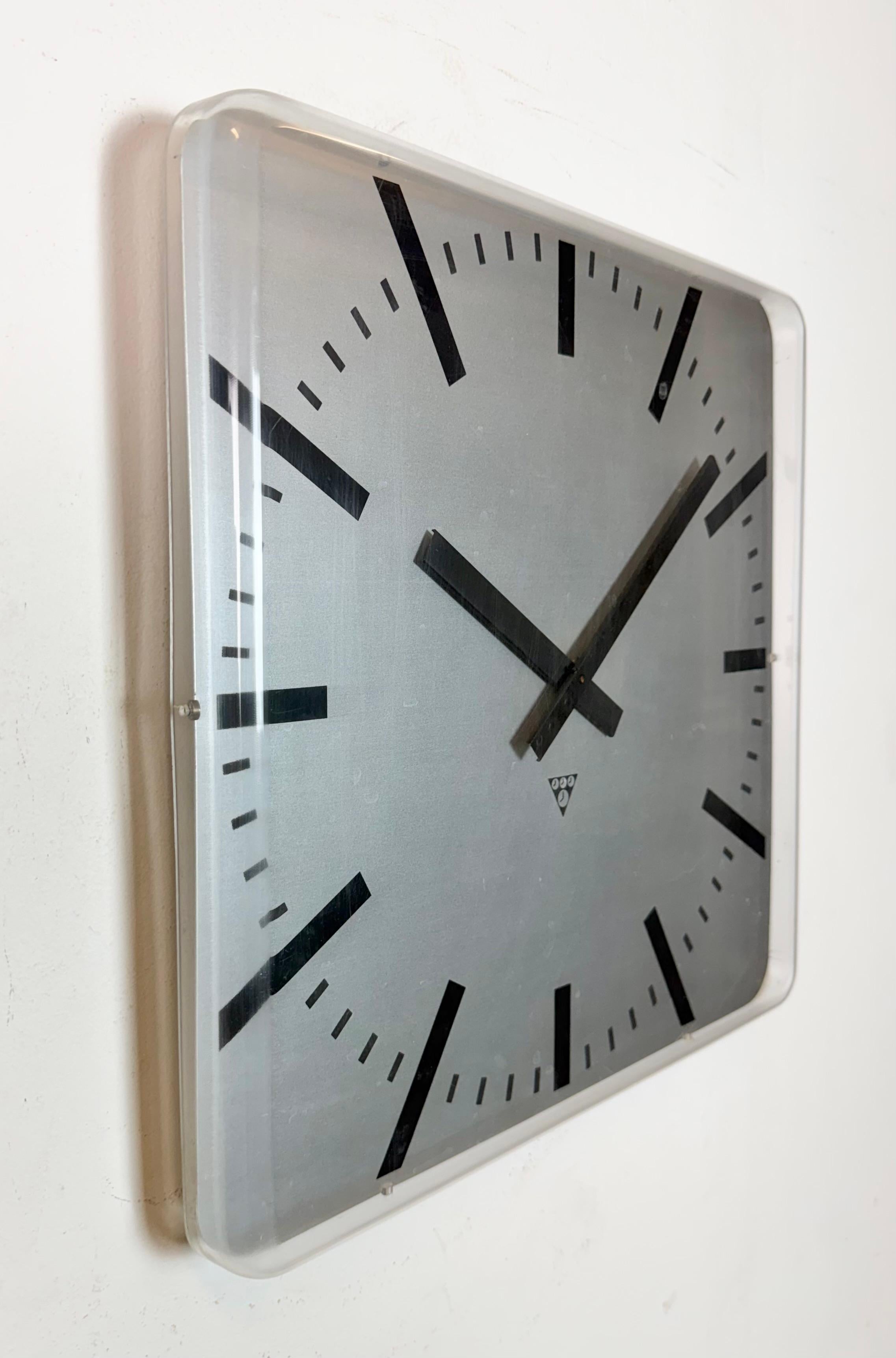 Viereckige Büro-Wanduhr von Pragotron, 1980er Jahre im Zustand „Gut“ im Angebot in Kojetice, CZ