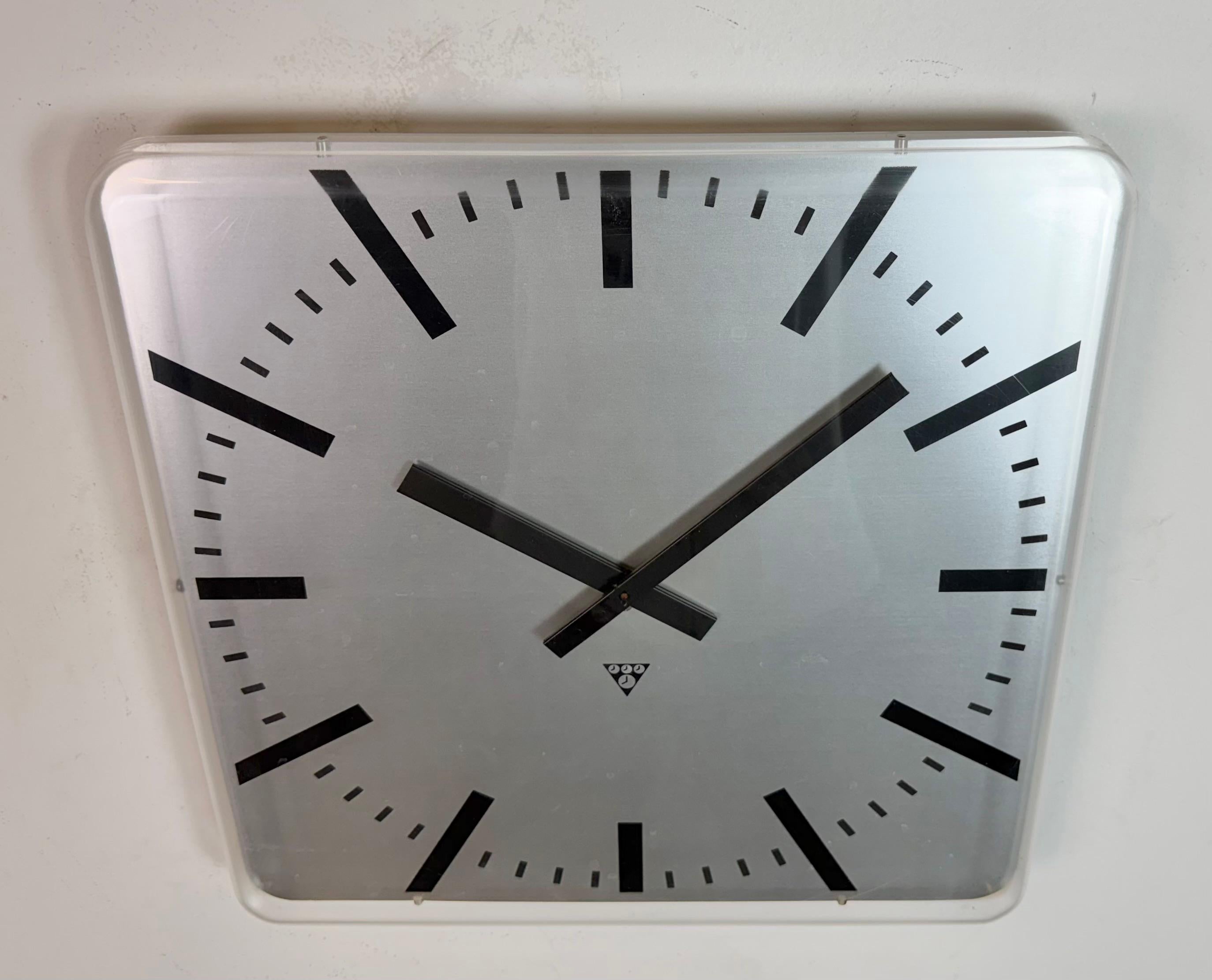 Viereckige Büro-Wanduhr von Pragotron, 1980er Jahre (20. Jahrhundert) im Angebot