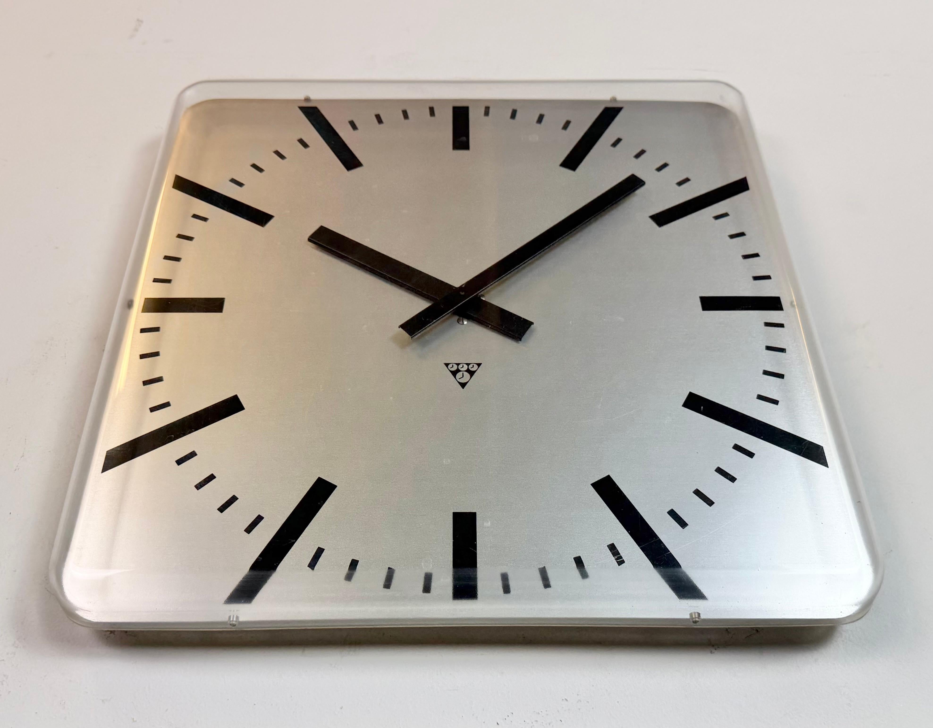 Viereckige Büro-Wanduhr von Pragotron, 1980er Jahre (Aluminium) im Angebot