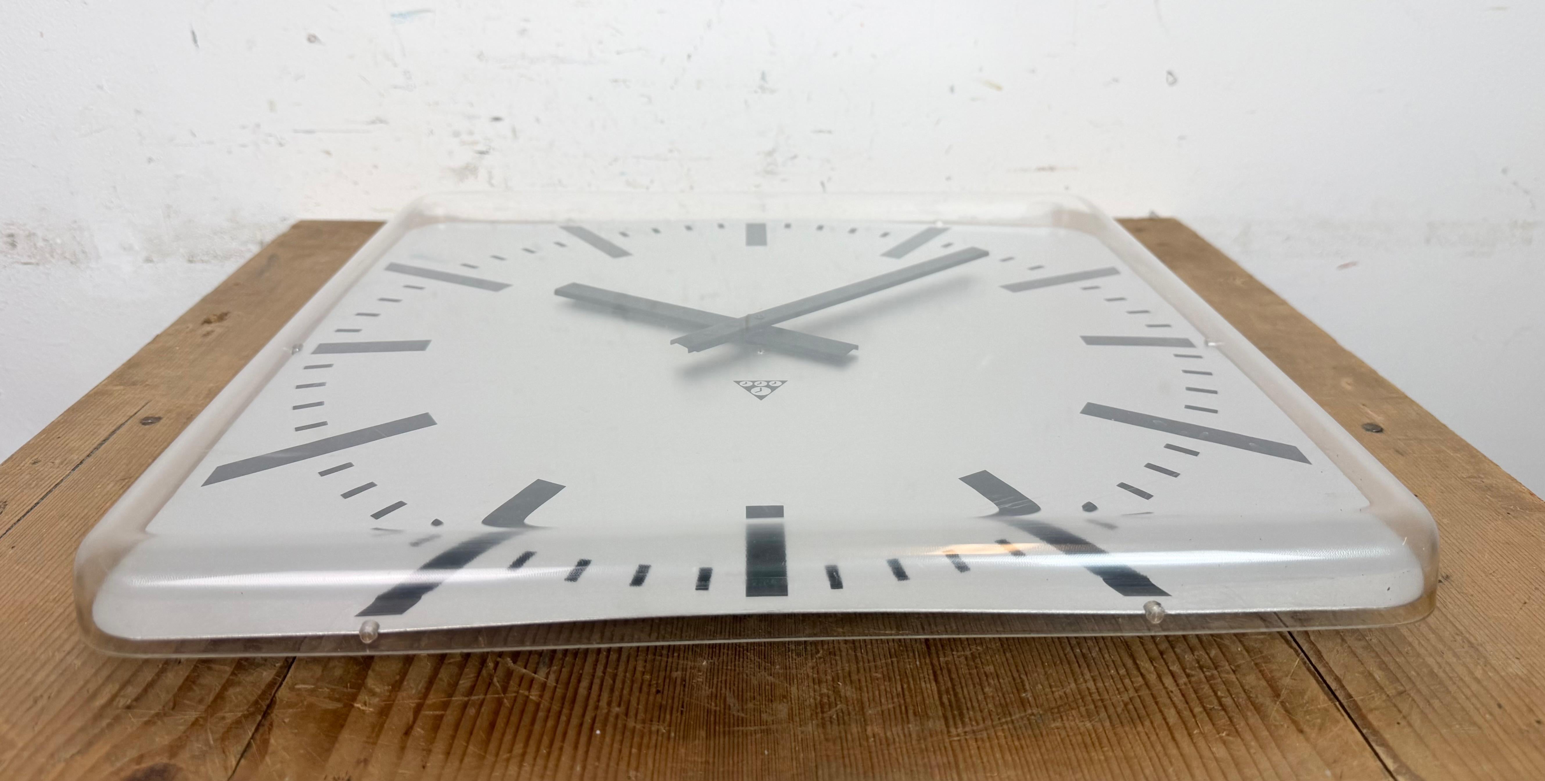 Viereckige Büro-Wanduhr von Pragotron, 1980er Jahre im Angebot 1