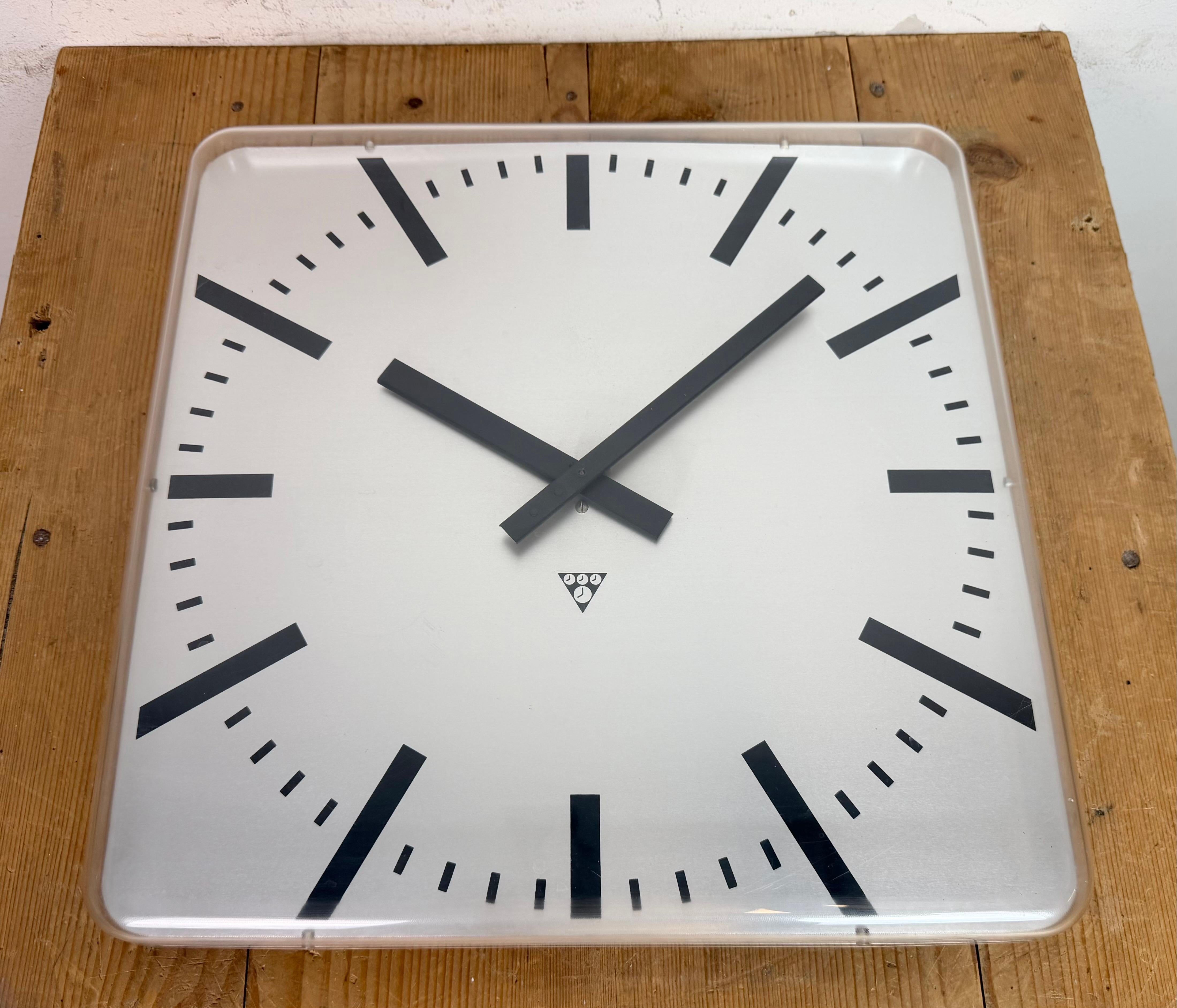 Viereckige Büro-Wanduhr von Pragotron, 1980er Jahre im Angebot 2