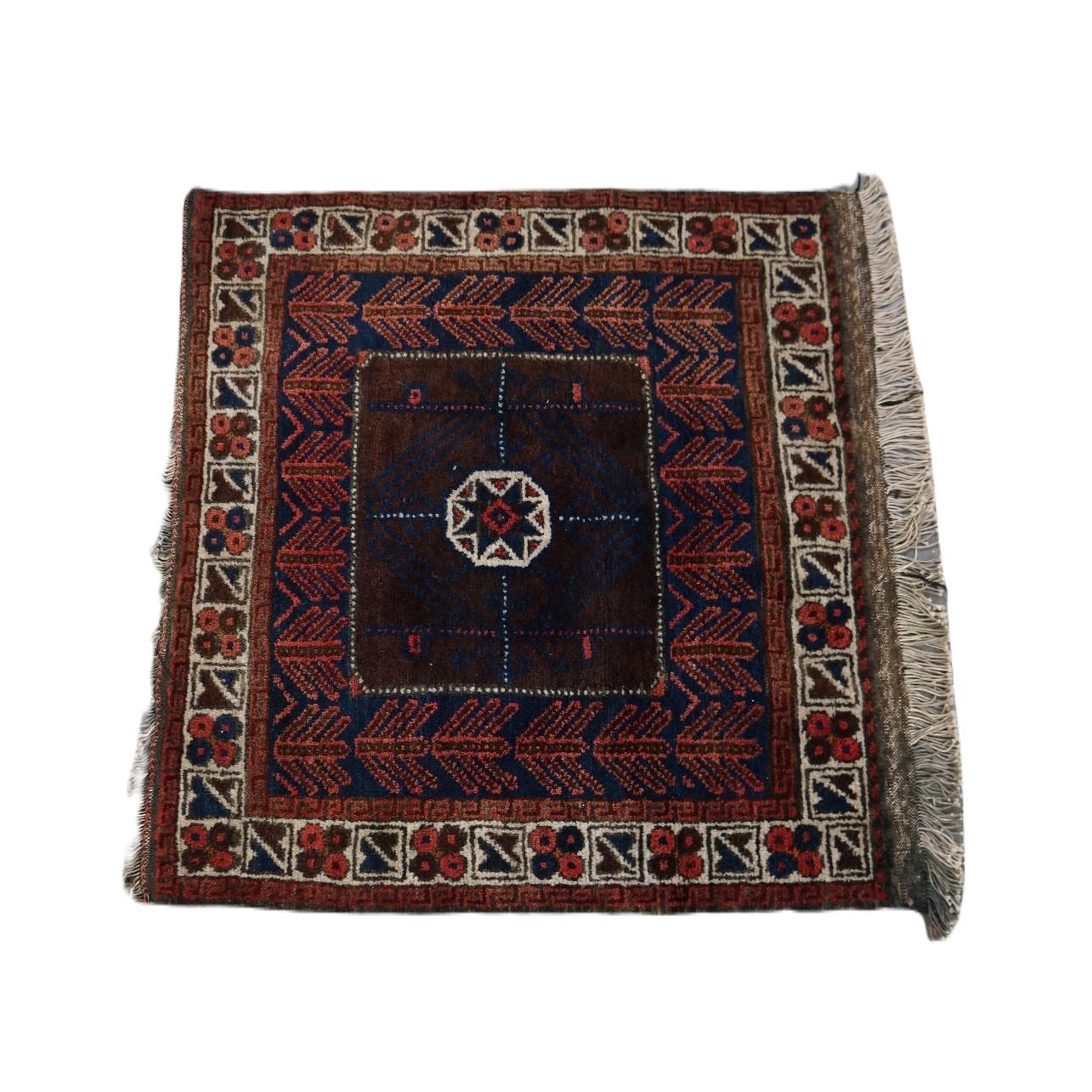 Bietet diese schöne Vintage Quadrat orientalischen Boden / dekorativen Teppich mit schönen Farben 76x76cm.

Lassen Sie Ihr Zuhause mit diesem schönen Teppich erstrahlen. Es hat schöne Farben und schöne Details. Diese Art von Teppichen ist nicht nur
