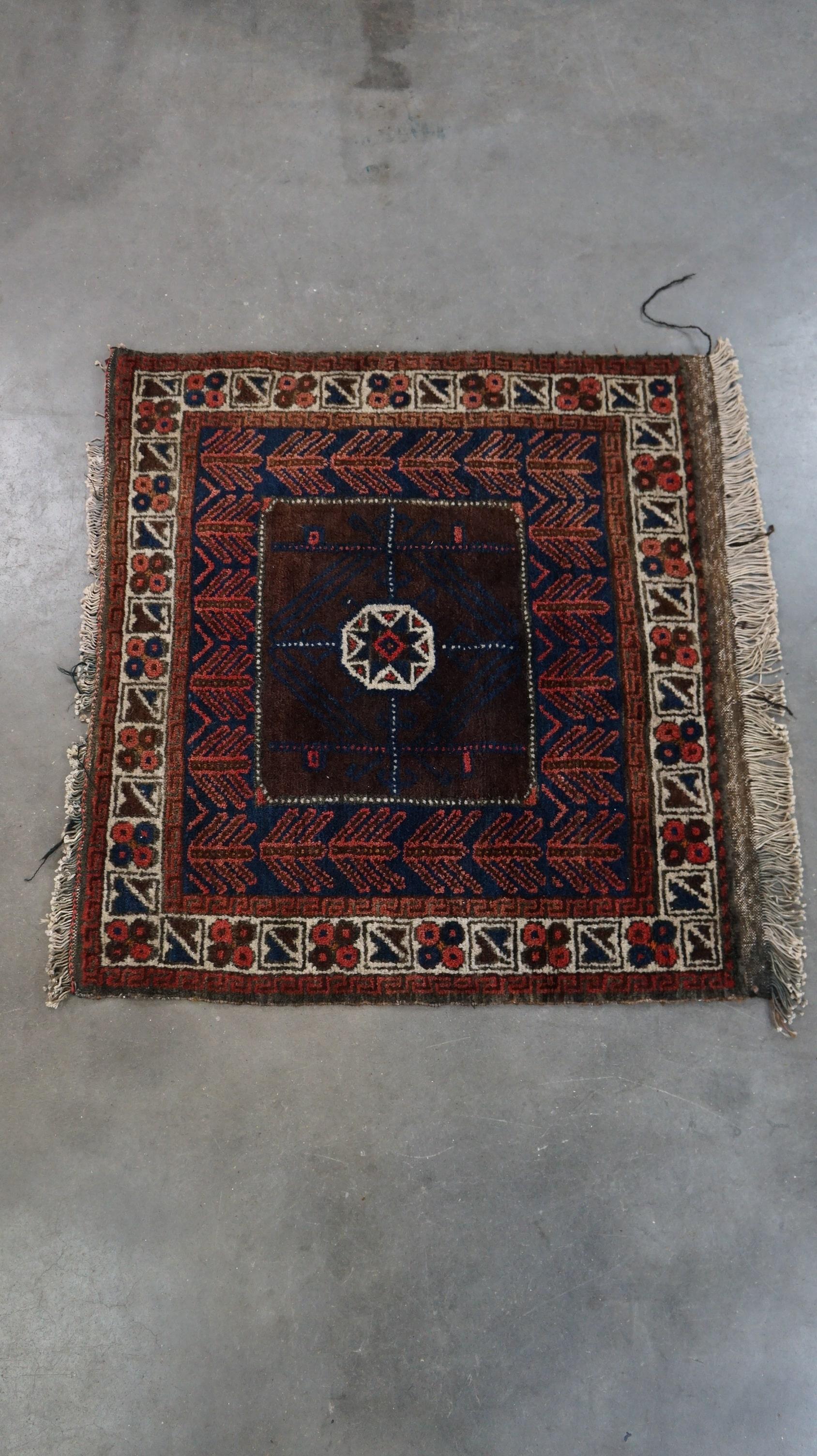Quadratischer orientalischer Boden-/Deko-Teppich im Vintage-Stil mit schönen Farben 76x76cm (Handgewebt) im Angebot