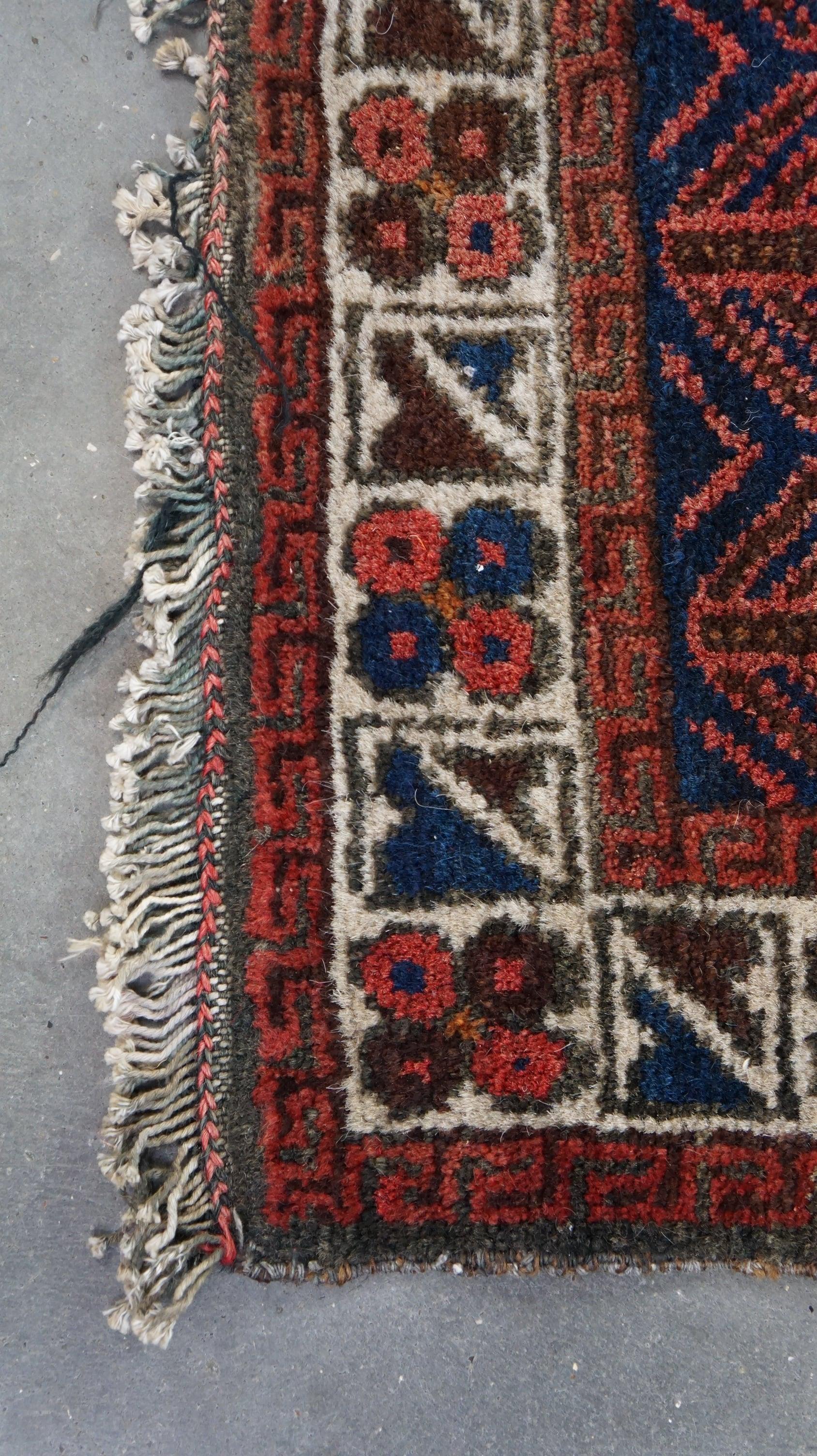 Quadratischer orientalischer Boden-/Deko-Teppich im Vintage-Stil mit schönen Farben 76x76cm (20. Jahrhundert) im Angebot
