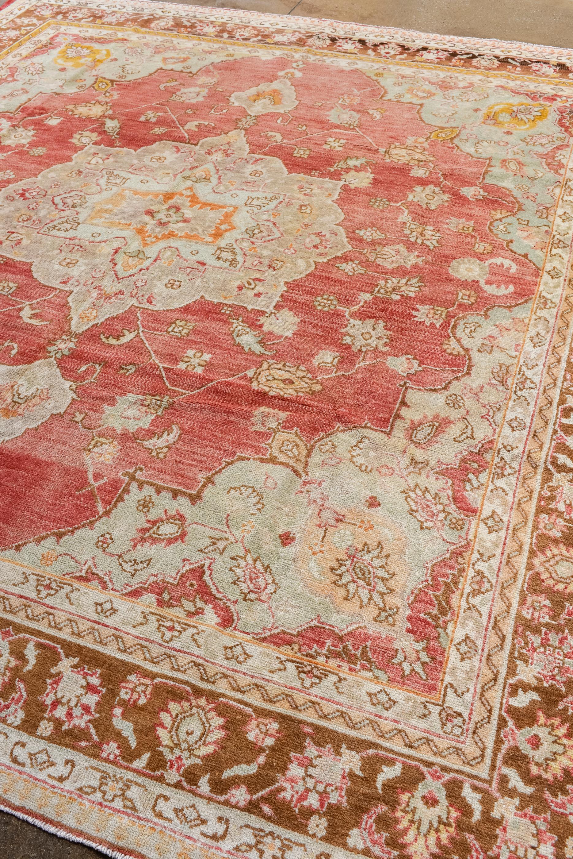Quadratischer Oushak im Vintage-Stil mit rostrotem Feld und Ecru-Medaillon (Türkisch) im Angebot