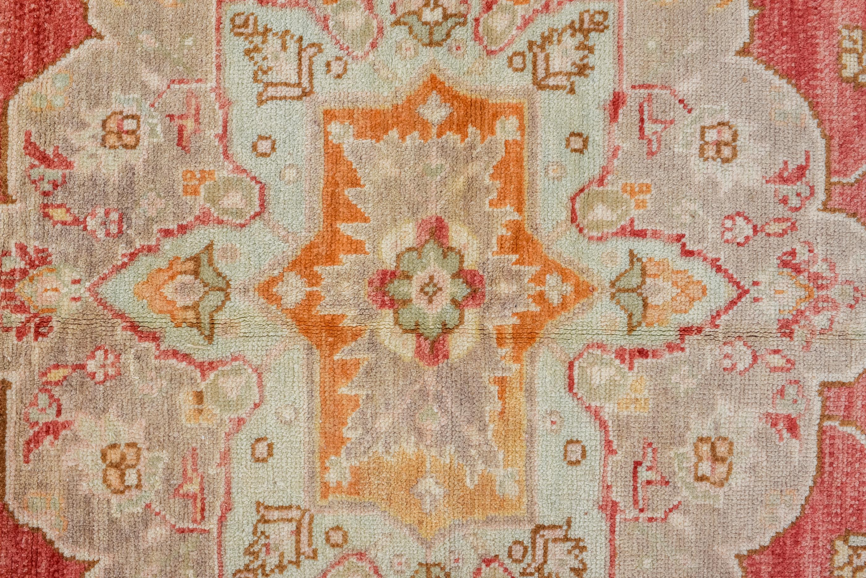 Quadratischer Oushak im Vintage-Stil mit rostrotem Feld und Ecru-Medaillon (Handgeknüpft) im Angebot