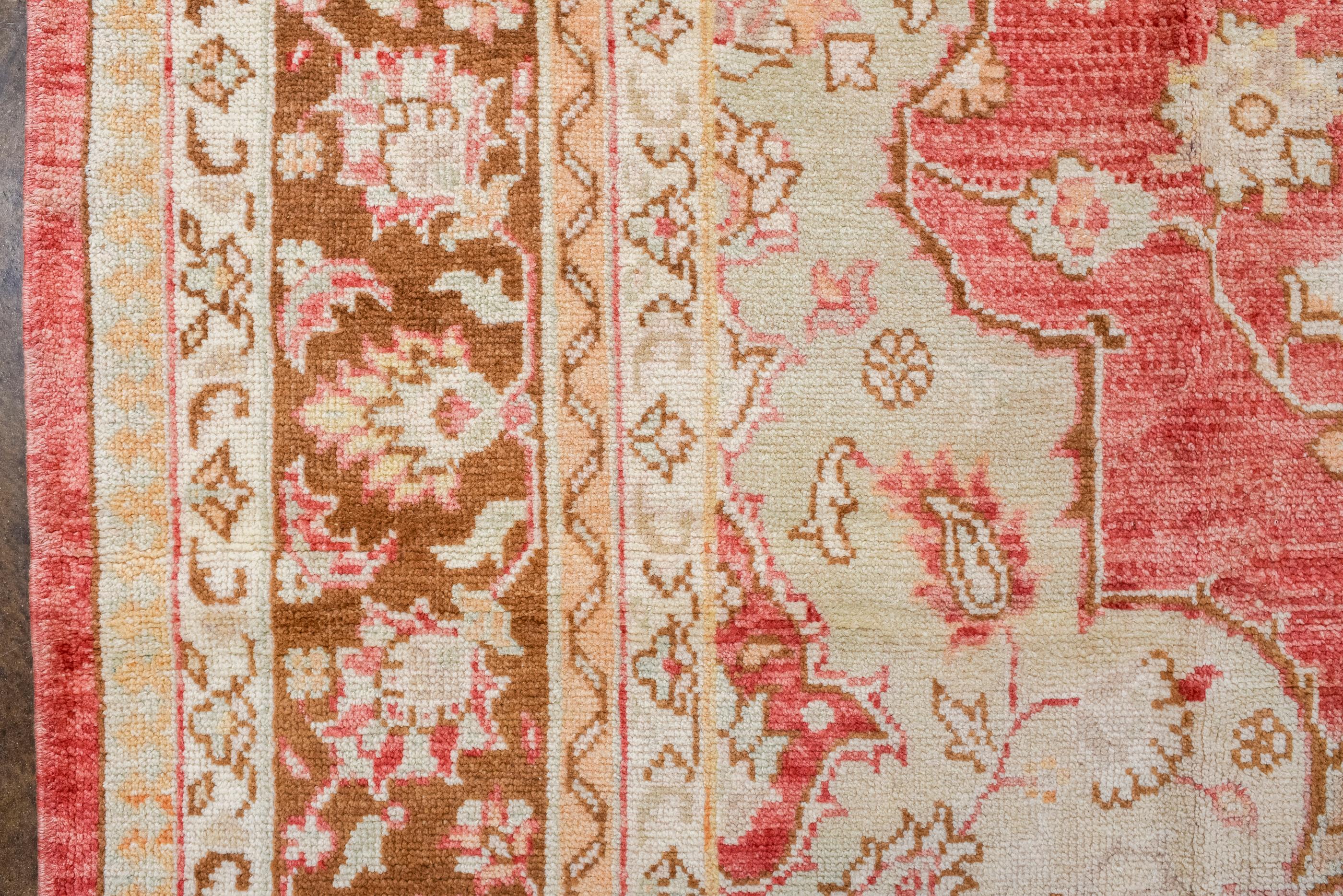 Quadratischer Oushak im Vintage-Stil mit rostrotem Feld und Ecru-Medaillon im Zustand „Gut“ im Angebot in New York, NY