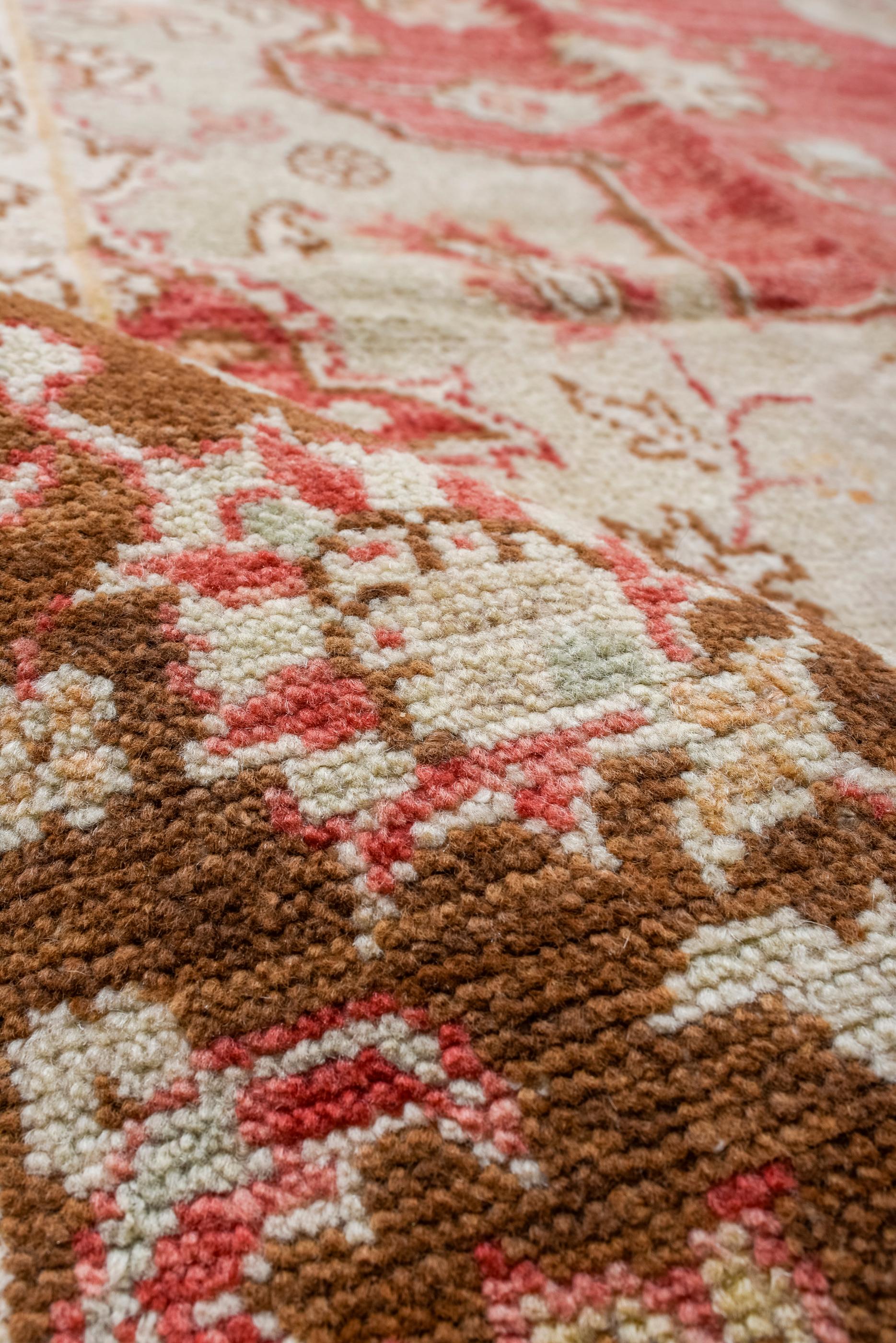 Quadratischer Oushak im Vintage-Stil mit rostrotem Feld und Ecru-Medaillon (Wolle) im Angebot