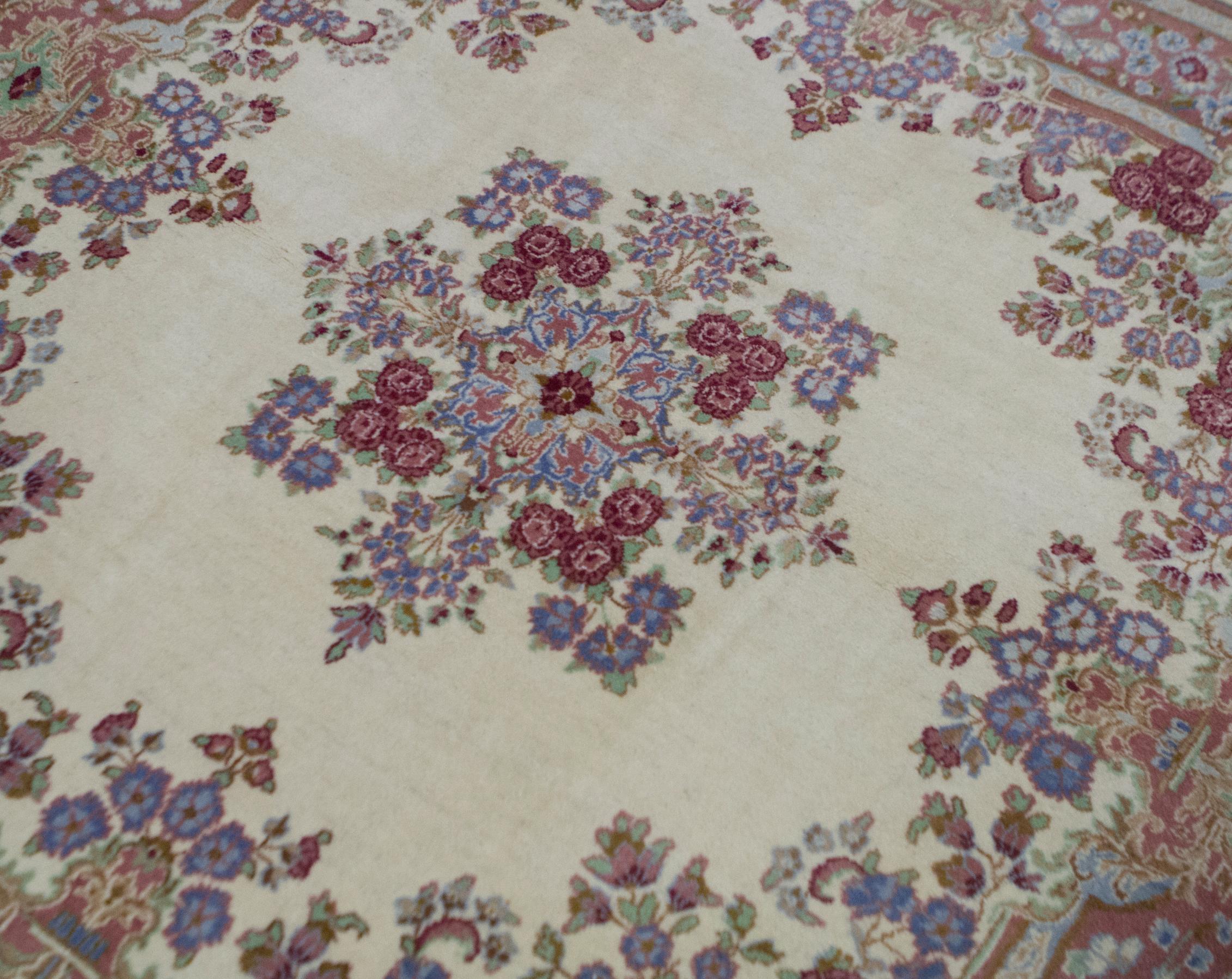 Quadratischer Perserteppich aus Kerman, um 1940. Trotz seiner geringen Größe weist dieser alte Kerman-Teppich eine enorme Detailfülle in der Komposition mit den floralen Elementen auf, die sich im Medaillon und in den umgebenden Bordüren