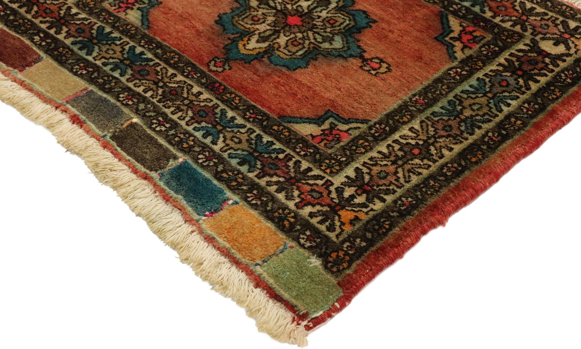 75154 Tapis Vintage Persan Khorassan, 01'07 X 02'00. Ce ravissant tapis Khorassan vintage en laine nouée à la main témoigne de l'art exquis et des motifs complexes qui caractérisent l'artisanat du Khorassan. En son cœur, un médaillon central