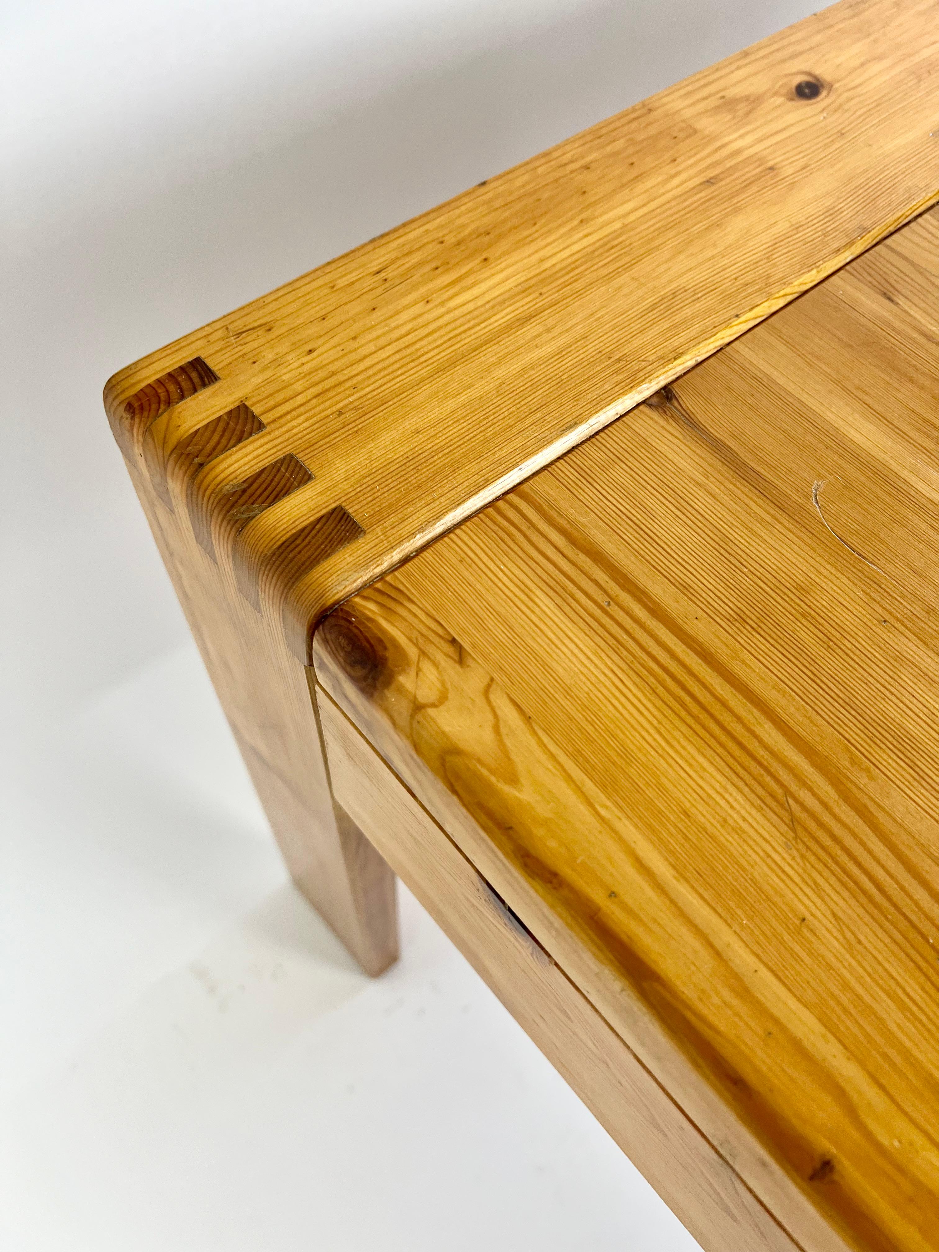 Table basse carrée en pin, France, années 1970 en vente 9