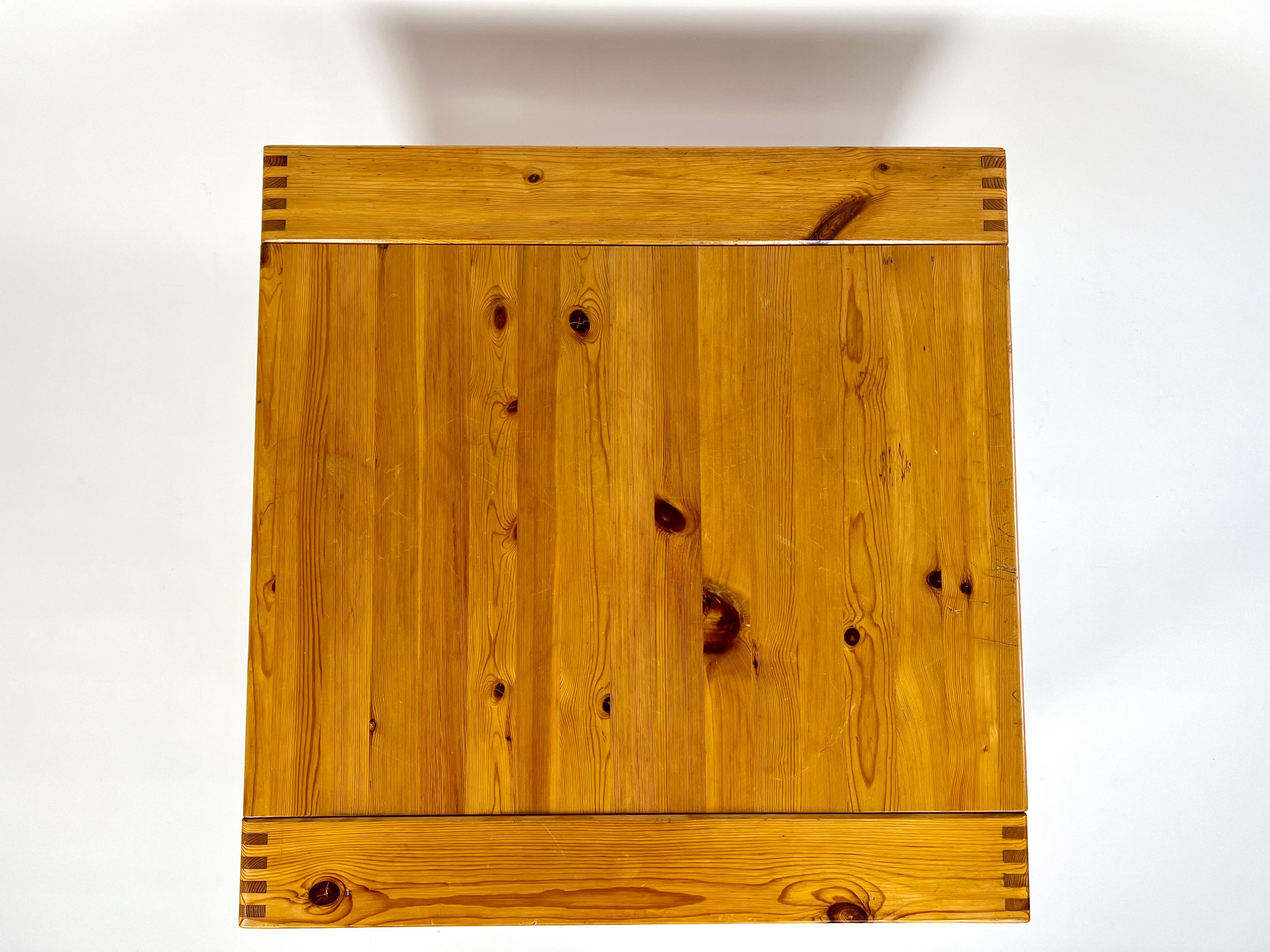 Table basse carrée en pin, France, années 1970 en vente 12