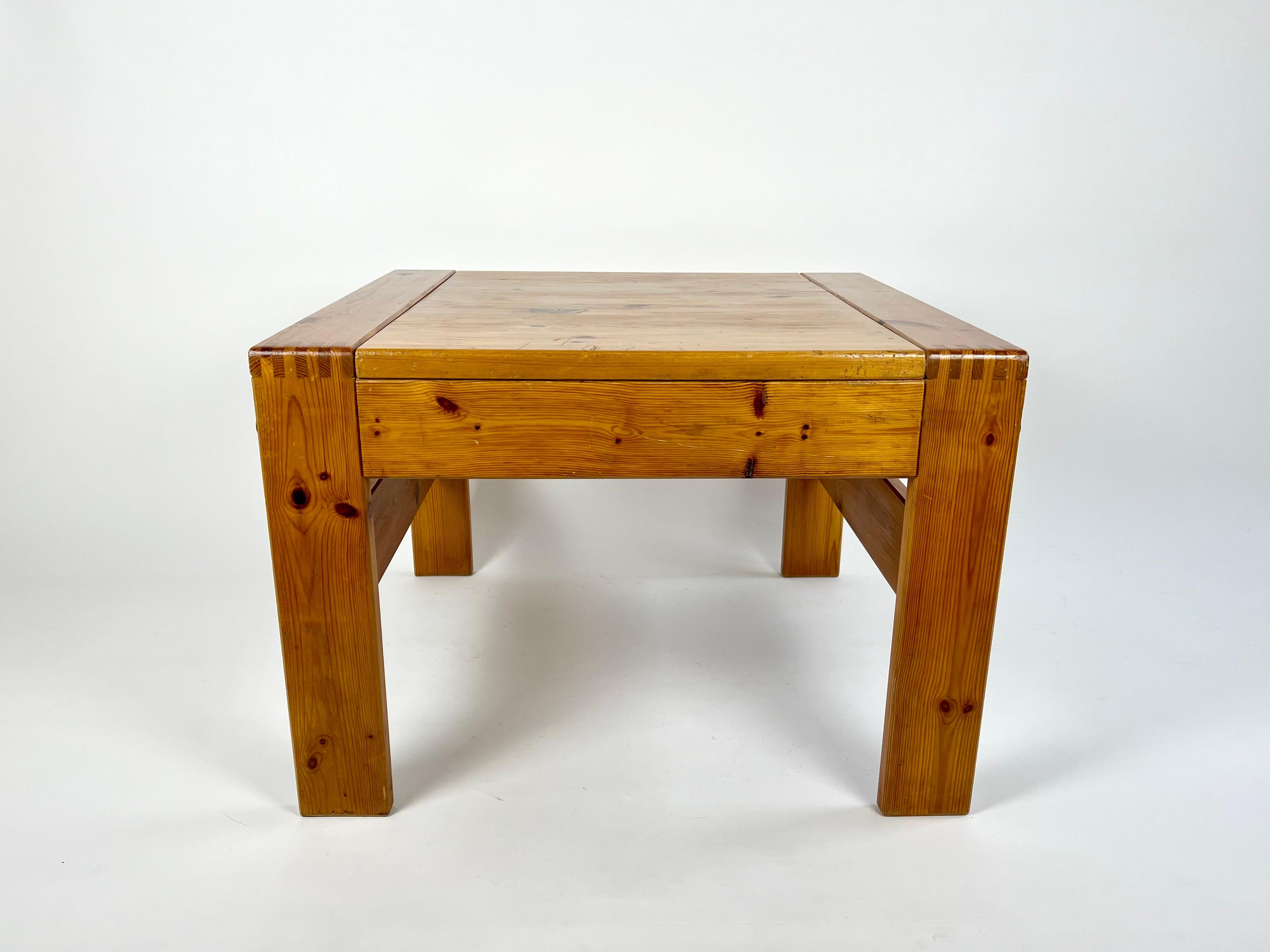 Vintage square pine coffee table, France 1970s In Good Condition For Sale In Bristol, GB