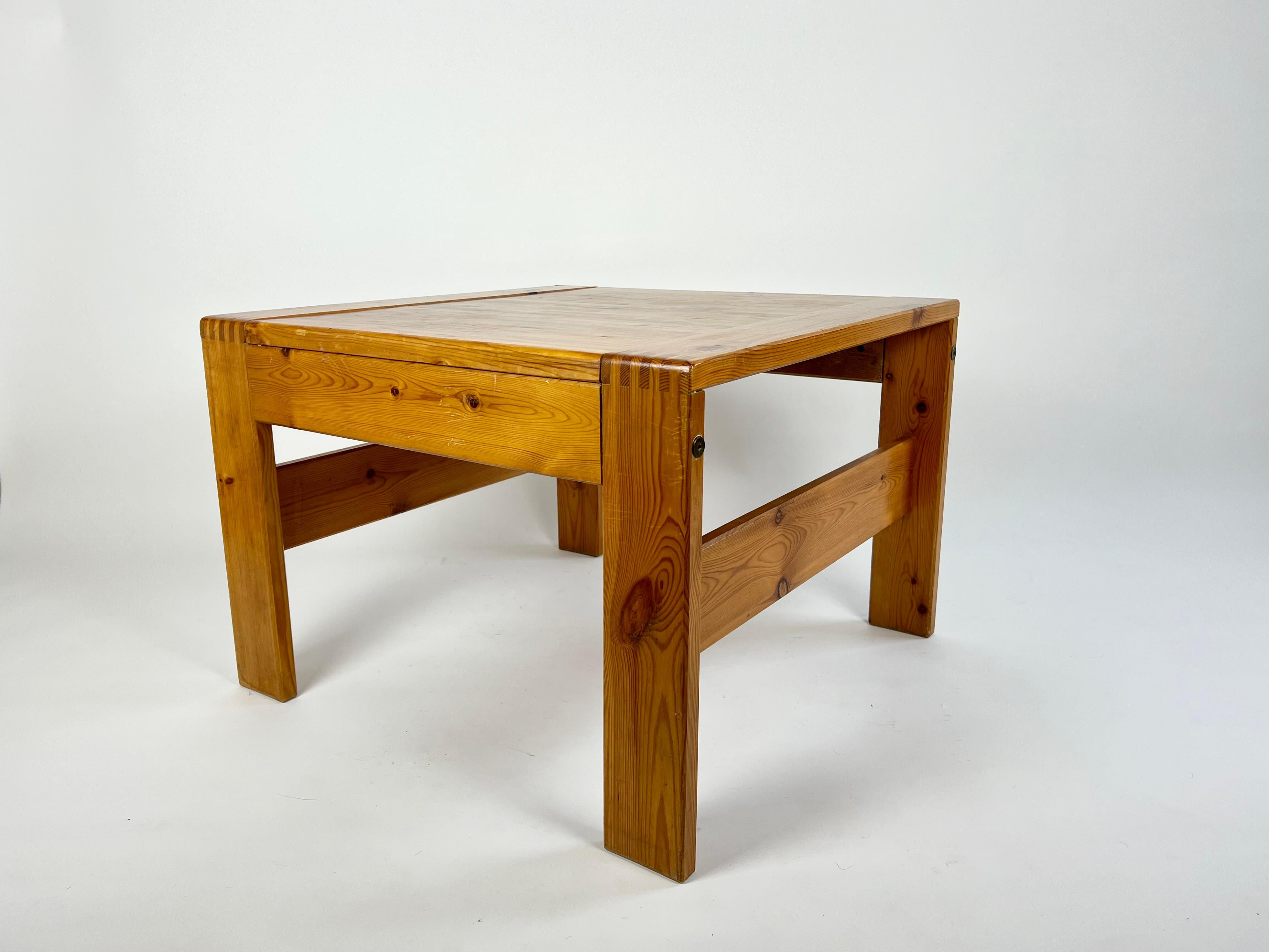 Table basse carrée en pin, France, années 1970 en vente 2