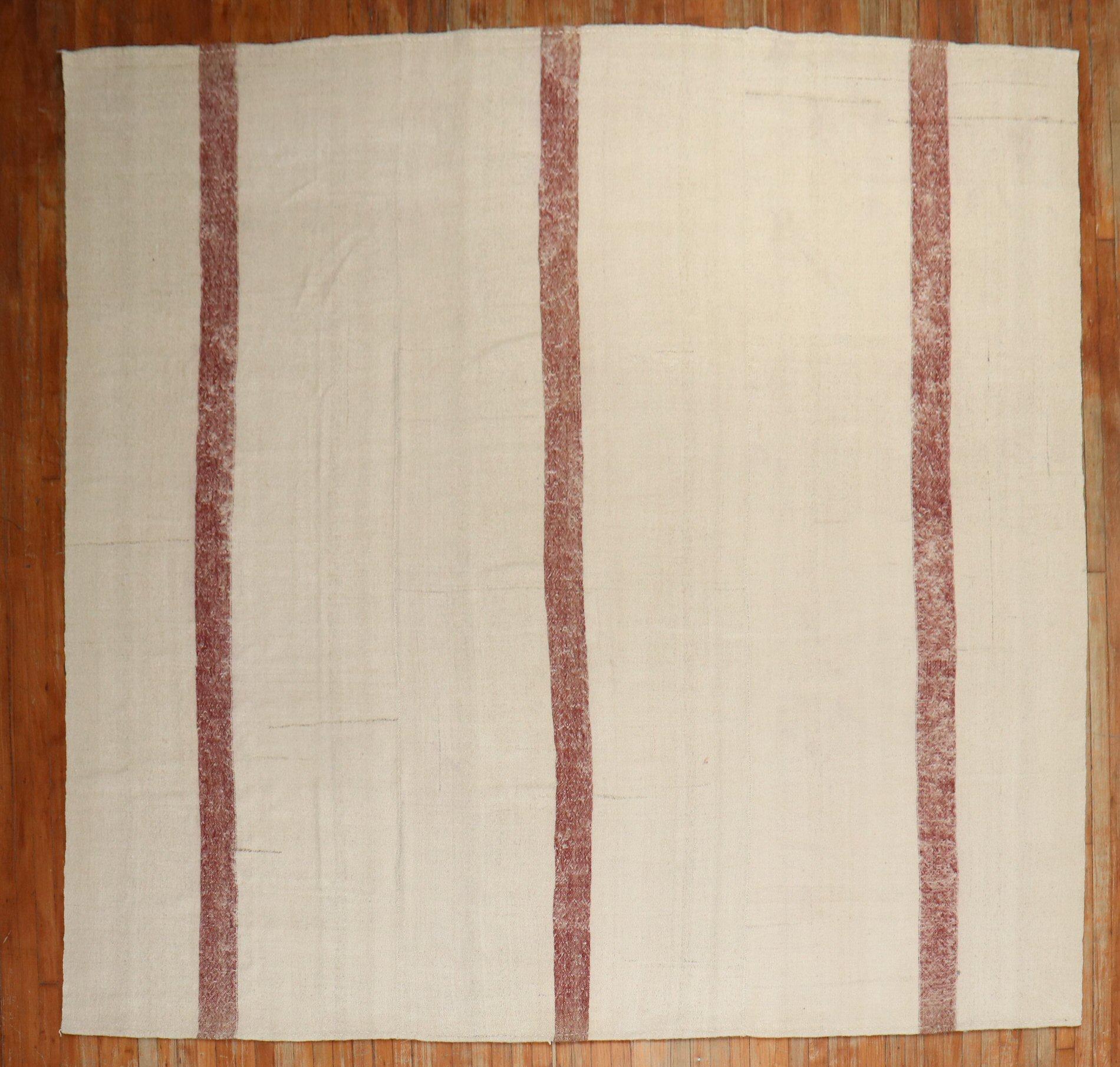 Camera di dimensioni quadrate Kilim turco della metà del XX secolo in stile Mid-20th Century Modern.

Misure: 9'8'' x 9'10''.