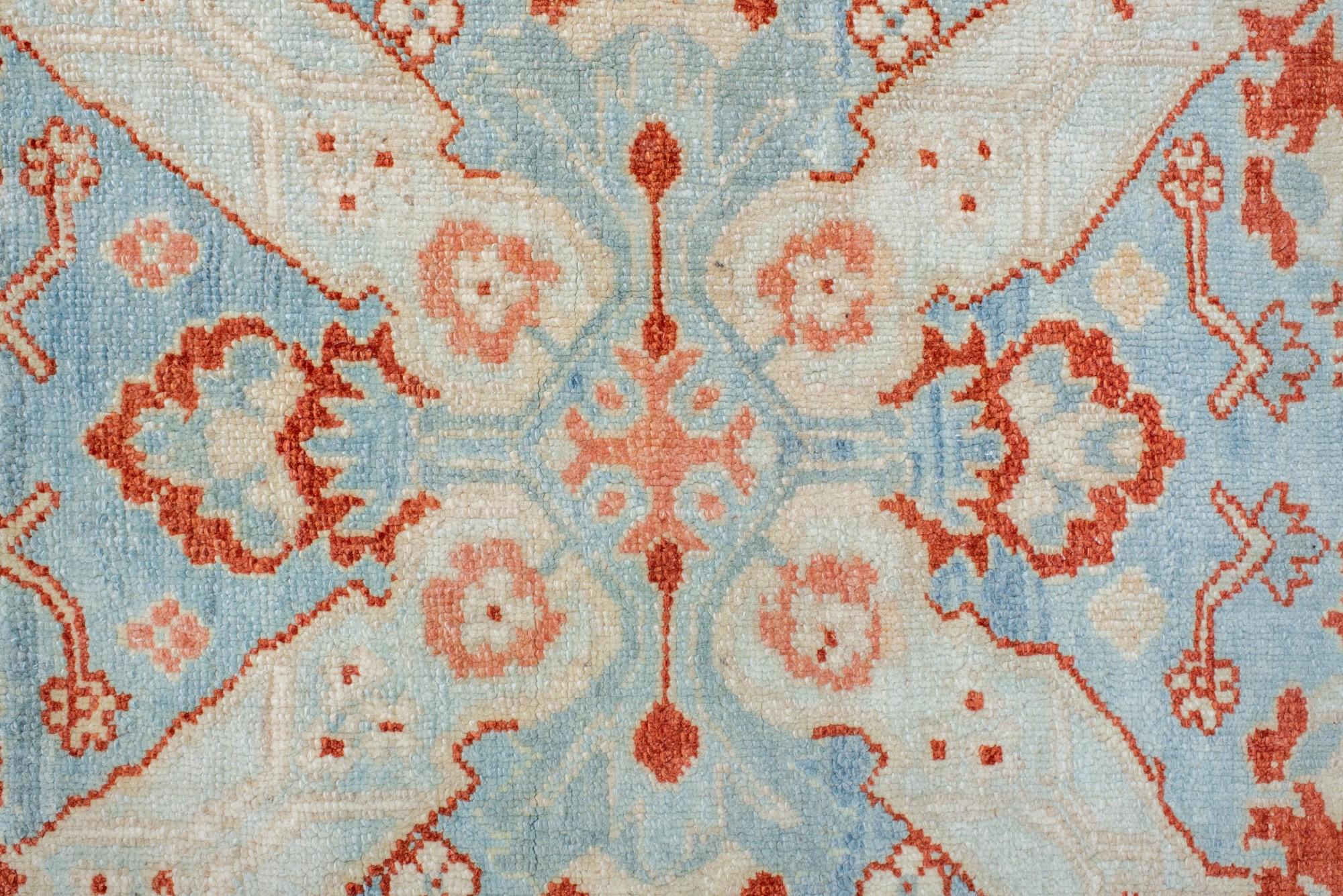 Annodato a mano Tappeto Sarab quadrato vintage con fondo blu pallido e dettagli in ruggine in vendita