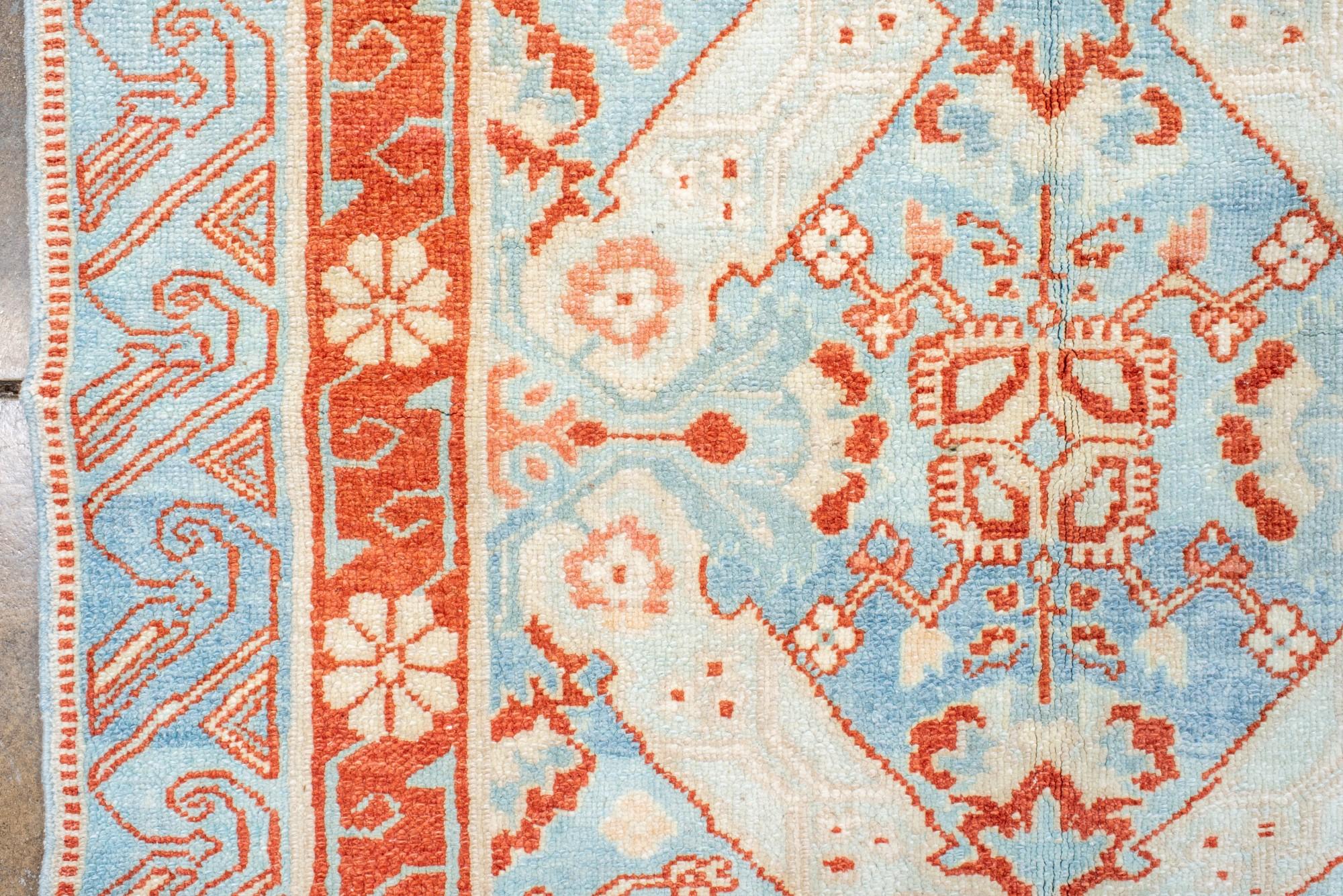 Tappeto Sarab quadrato vintage con fondo blu pallido e dettagli in ruggine In condizioni buone in vendita a New York, NY