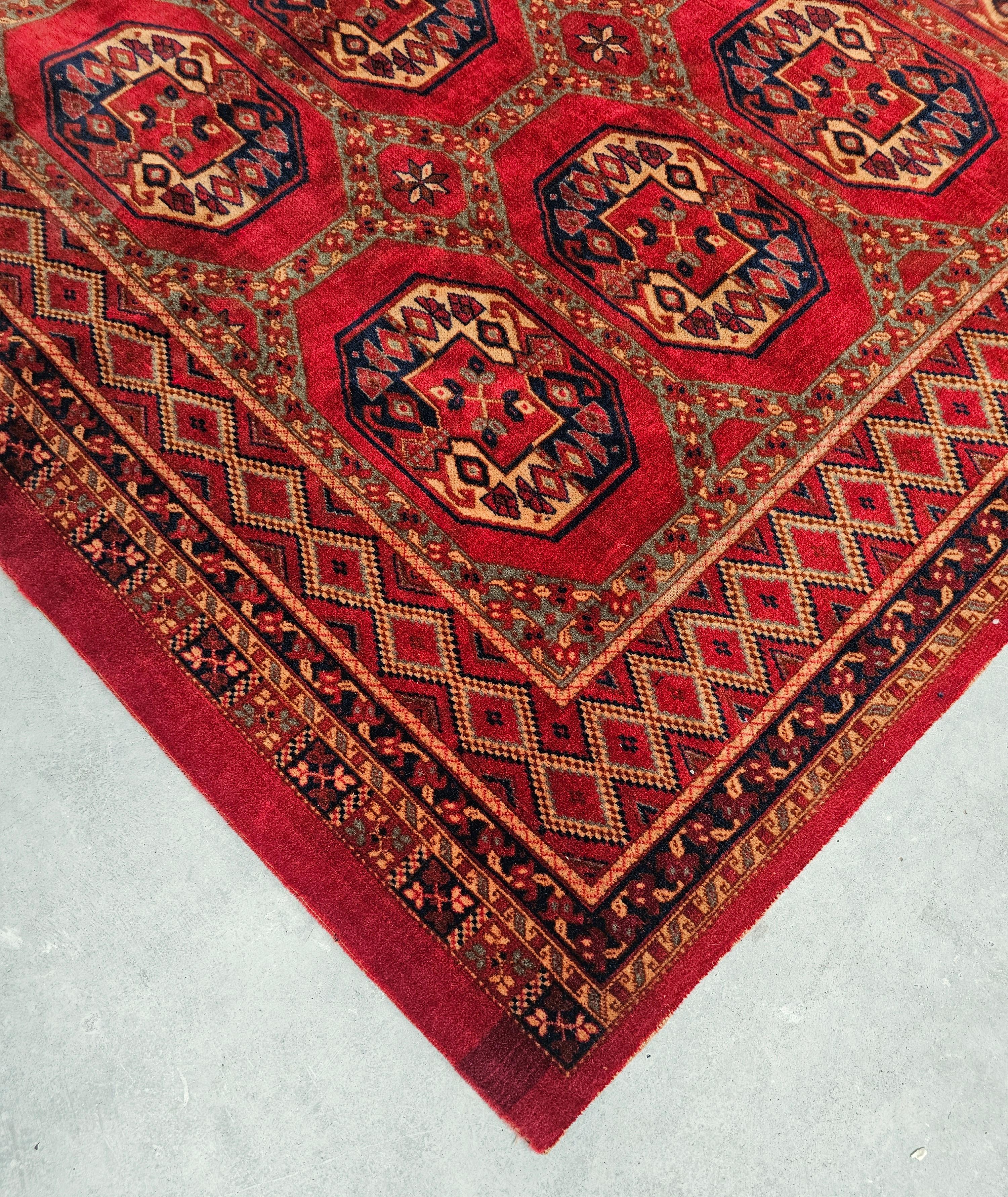 Quadratischer Bokhara-Teppich in tiefem Rot, Pakistan, 1950er Jahre, Vintage (Stammeskunst) im Angebot