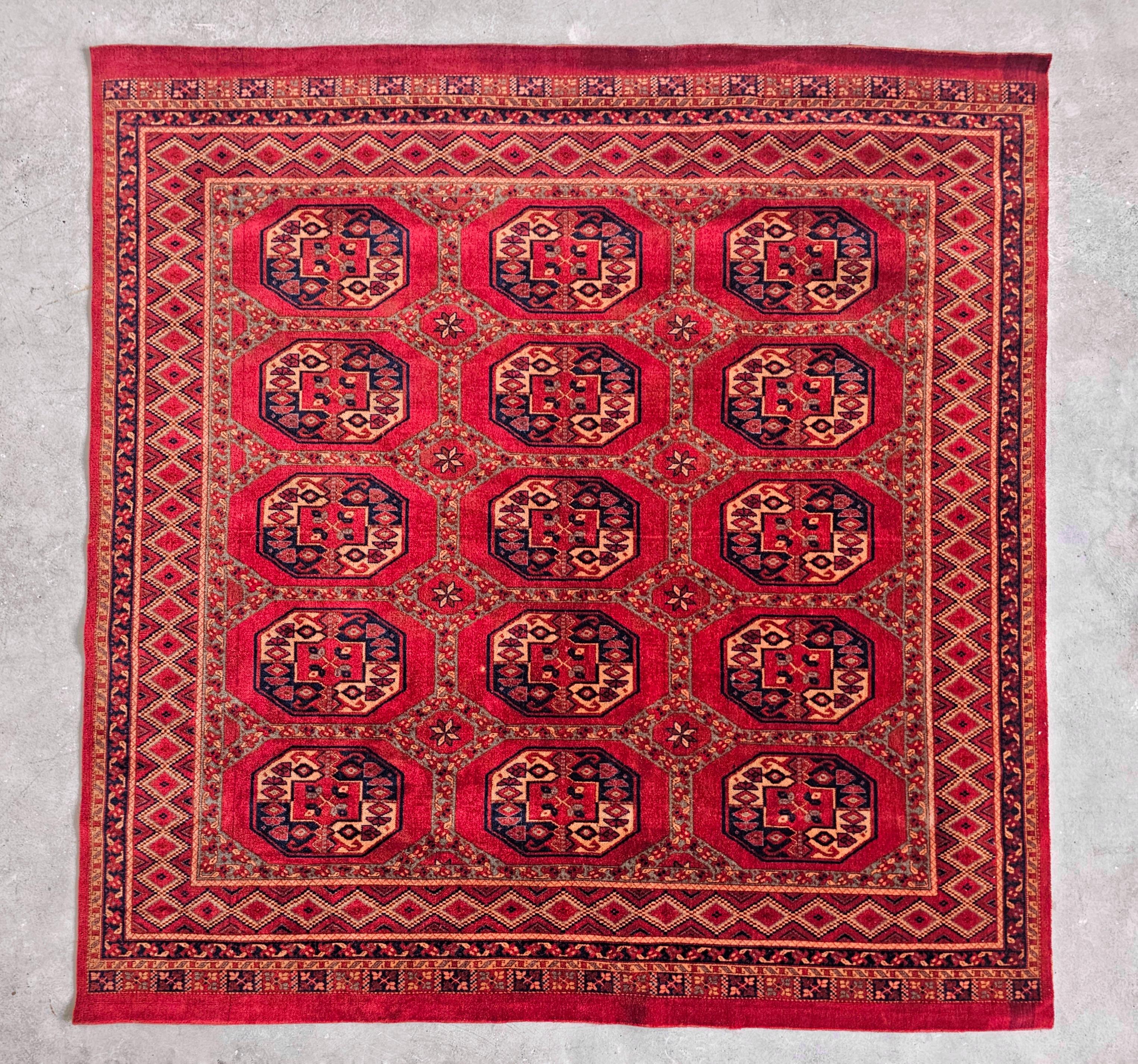 Quadratischer Bokhara-Teppich in tiefem Rot, Pakistan, 1950er Jahre, Vintage (Pakistanisch) im Angebot