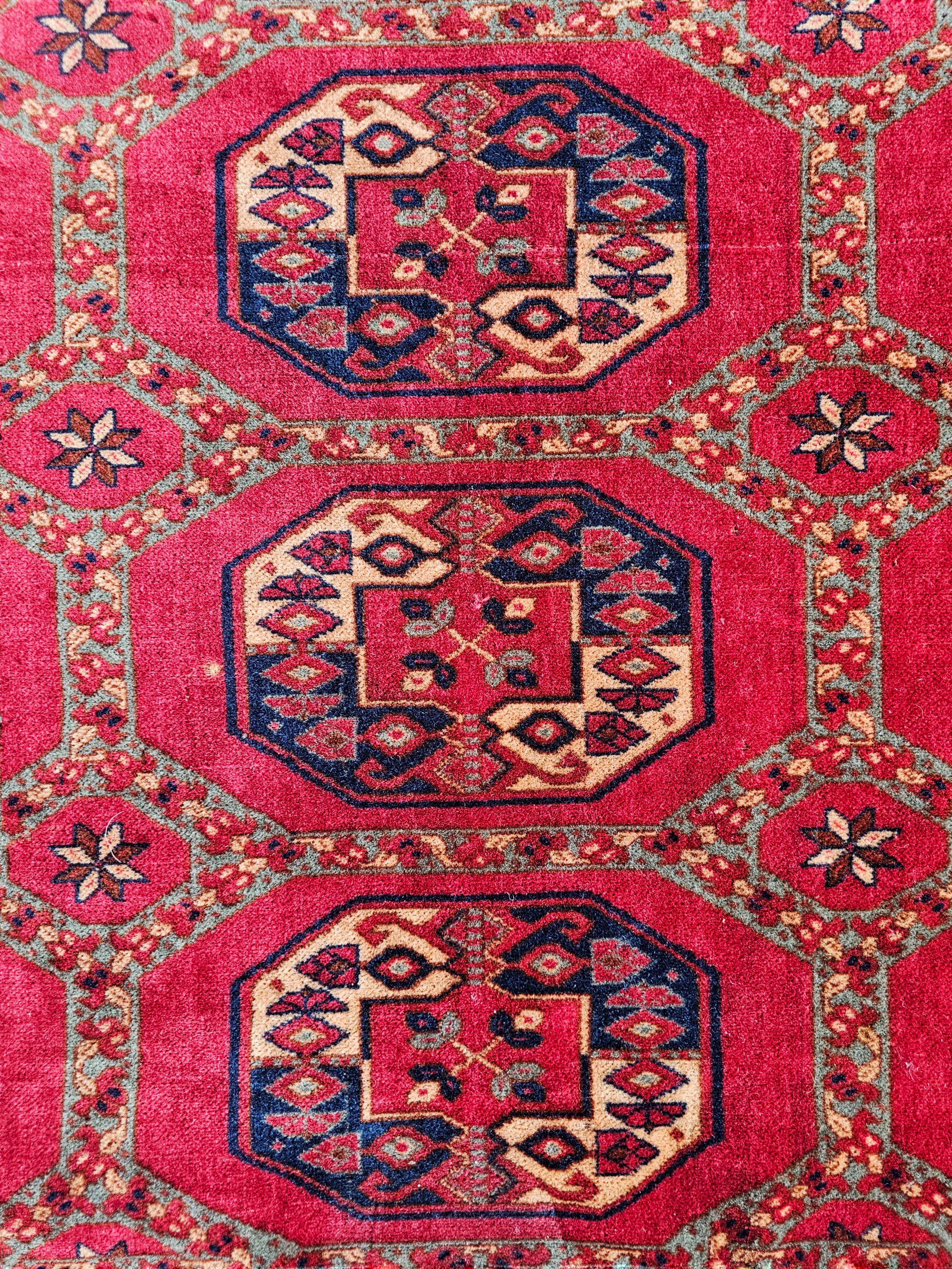 Quadratischer Bokhara-Teppich in tiefem Rot, Pakistan, 1950er Jahre, Vintage im Zustand „Gut“ im Angebot in Beograd, RS