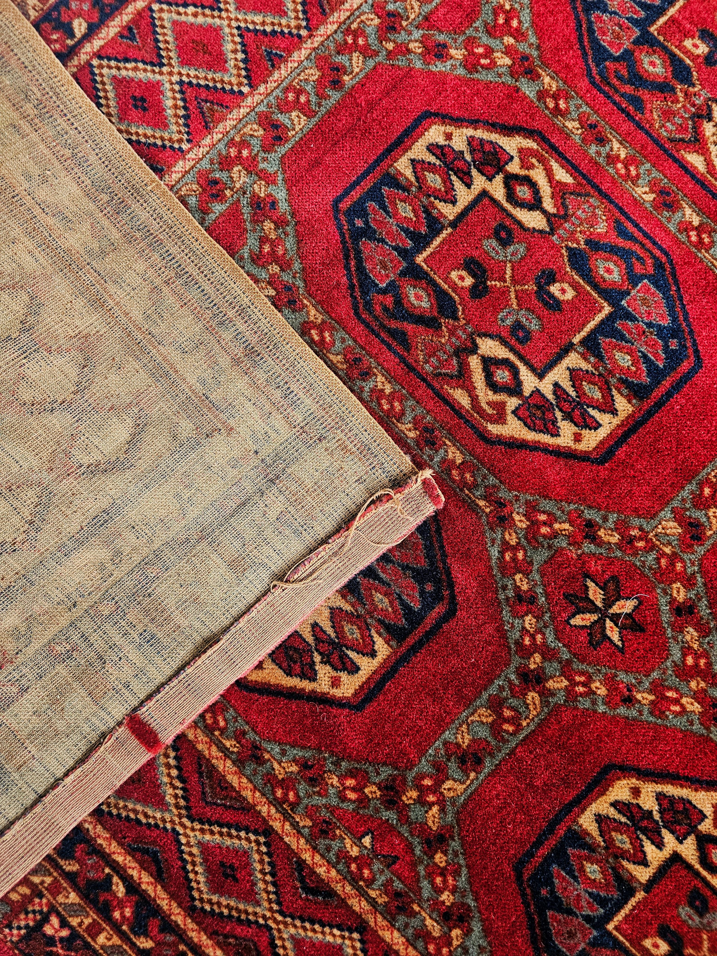 Quadratischer Bokhara-Teppich in tiefem Rot, Pakistan, 1950er Jahre, Vintage (Mitte des 20. Jahrhunderts) im Angebot