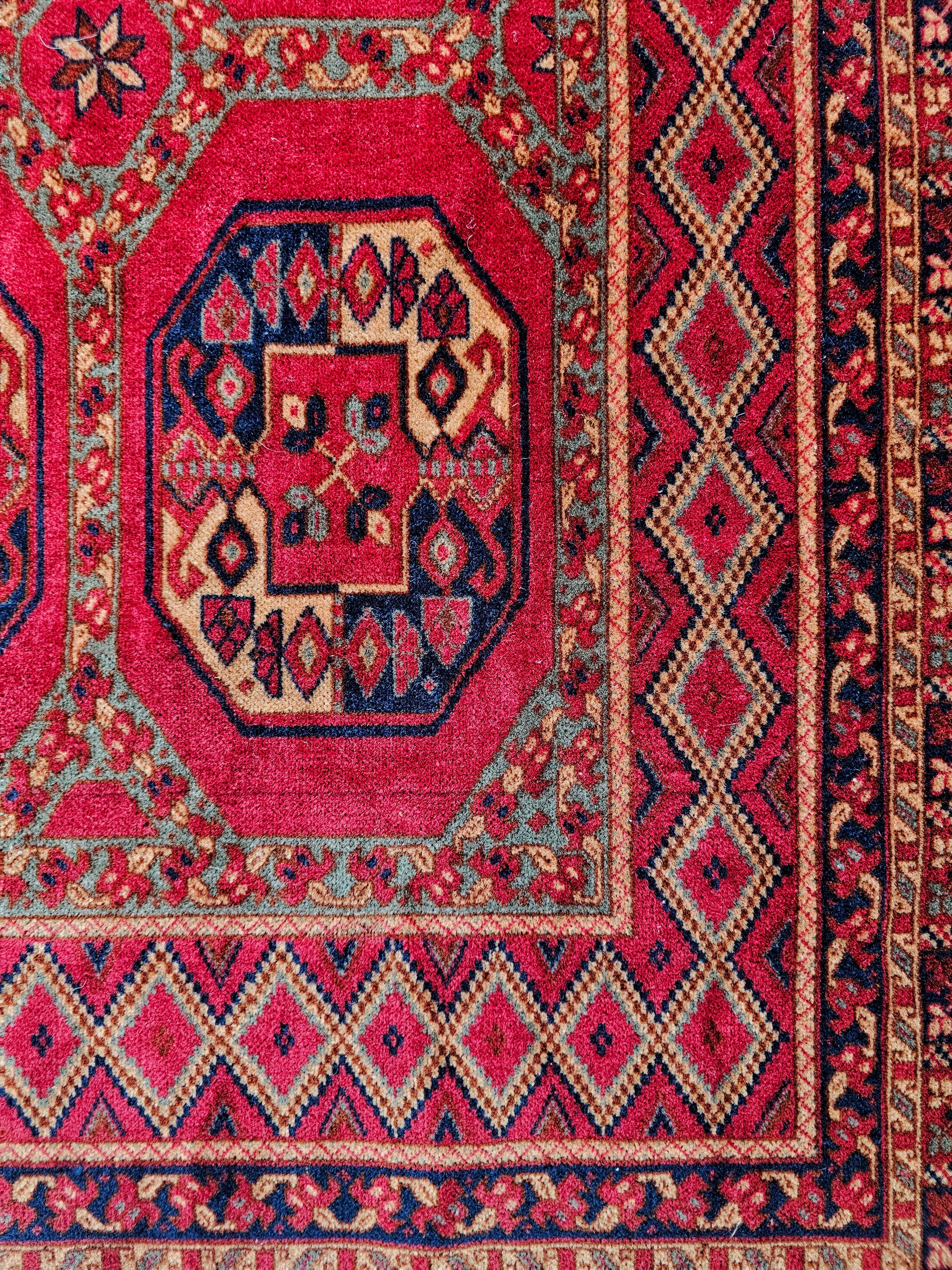 Quadratischer Bokhara-Teppich in tiefem Rot, Pakistan, 1950er Jahre, Vintage (Wolle) im Angebot