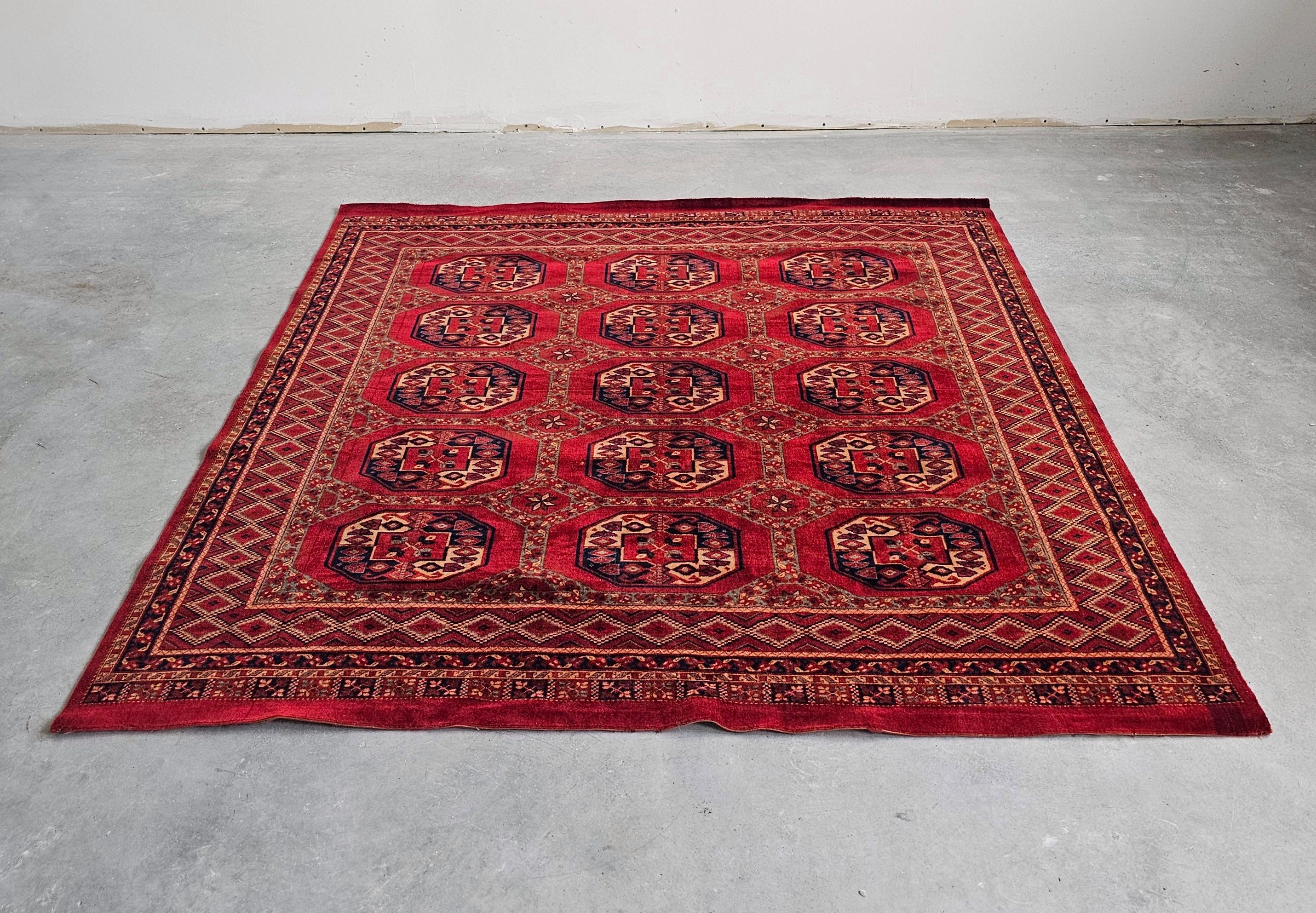 Quadratischer Bokhara-Teppich in tiefem Rot, Pakistan, 1950er Jahre, Vintage im Angebot 1