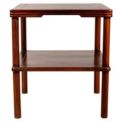 Mesa auxiliar cuadrada vintage con detalles de junco, estante inferior y patas cilíndricas