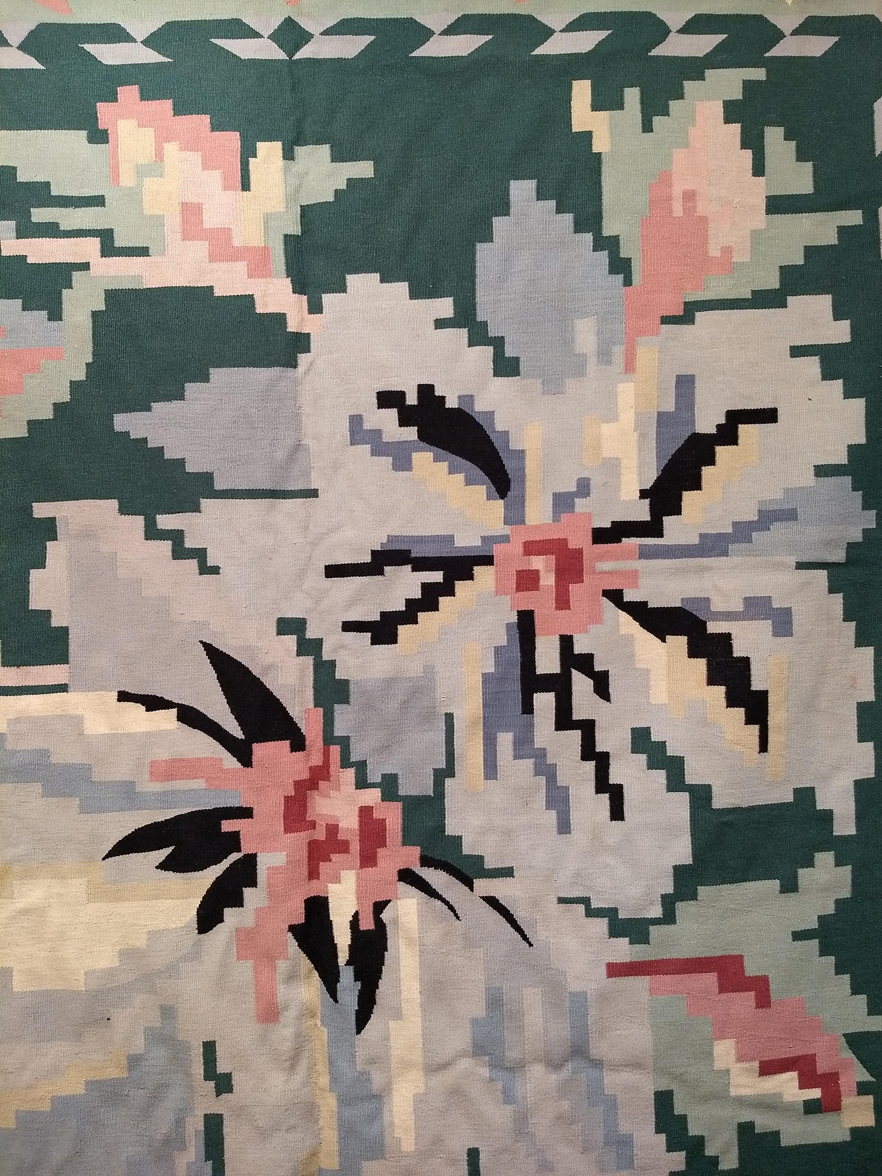 Quadratischer Vintage-Kelim in Blumenmuster in Pastellfarben Grün, Elfenbein, Rosa (20. Jahrhundert) im Angebot