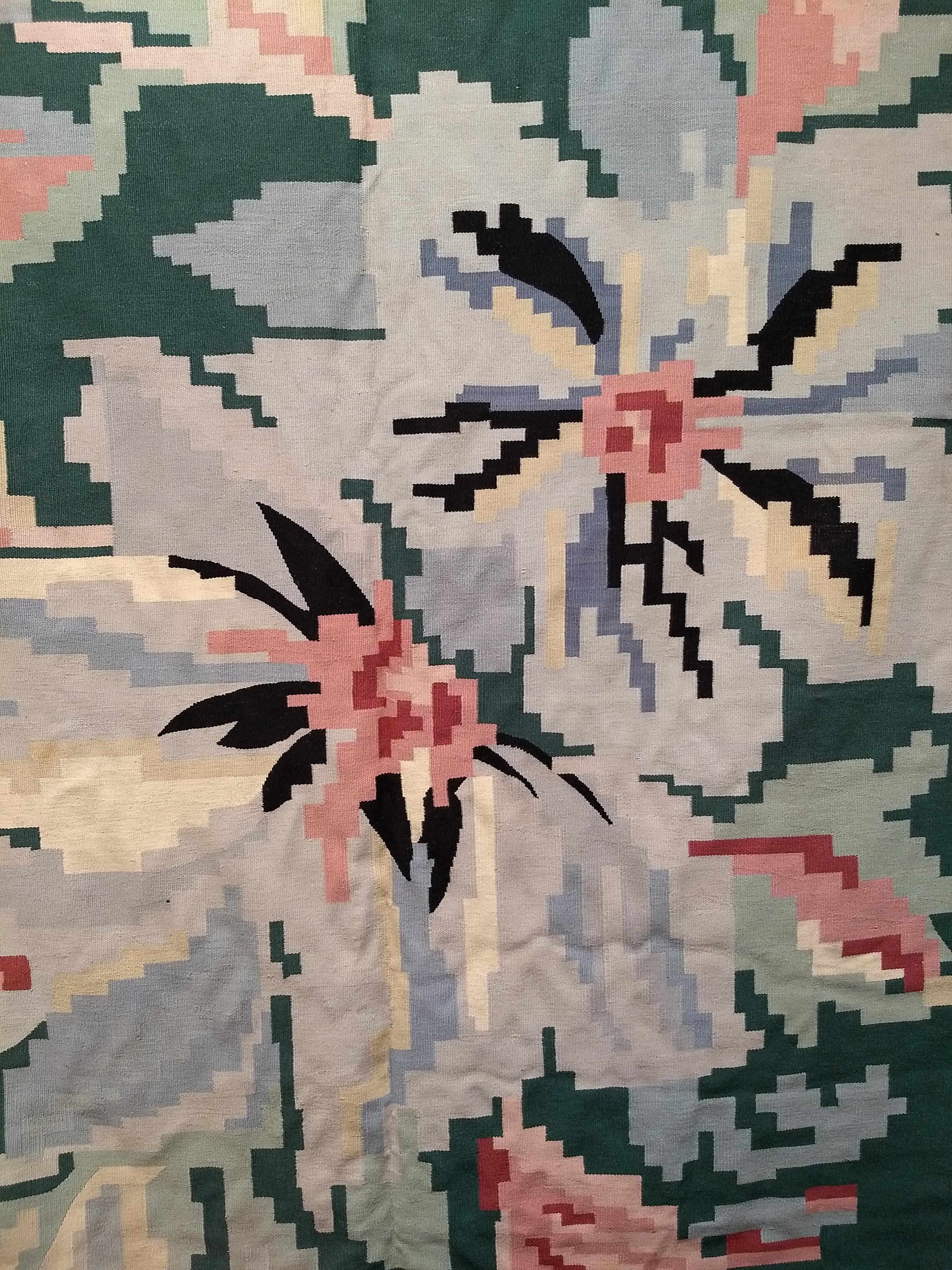 Quadratischer Vintage-Kelim in Blumenmuster in Pastellfarben Grün, Elfenbein, Rosa (Wolle) im Angebot