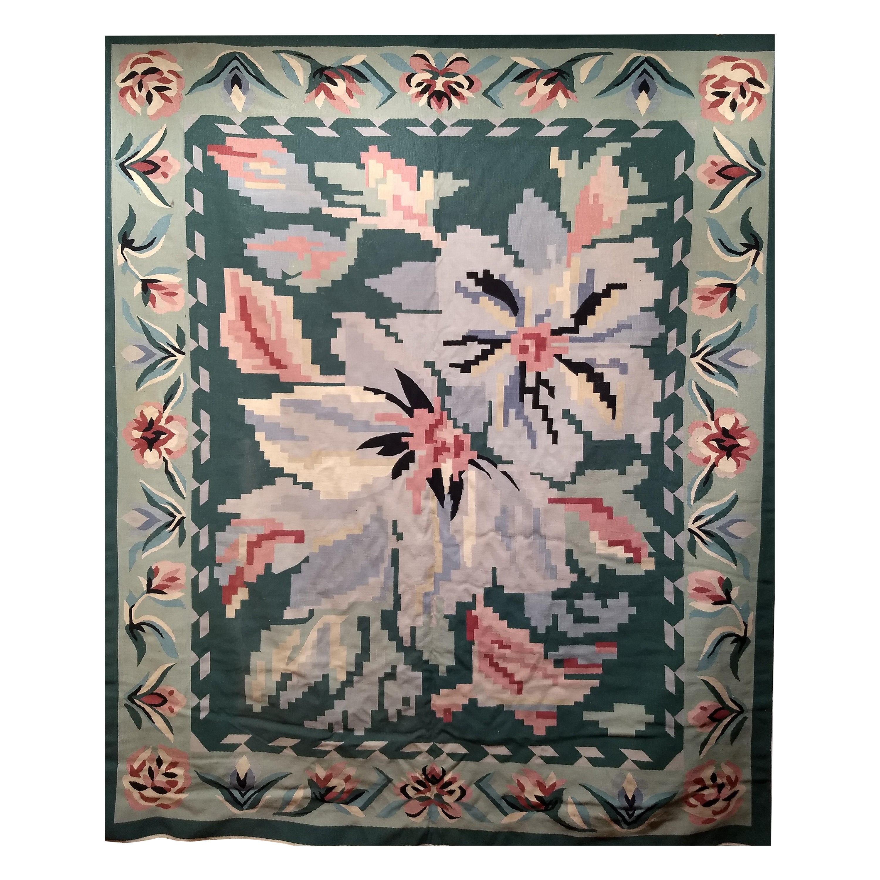Kilim carré à motifs floraux dans les couleurs pastel vert, ivoire, rose en vente